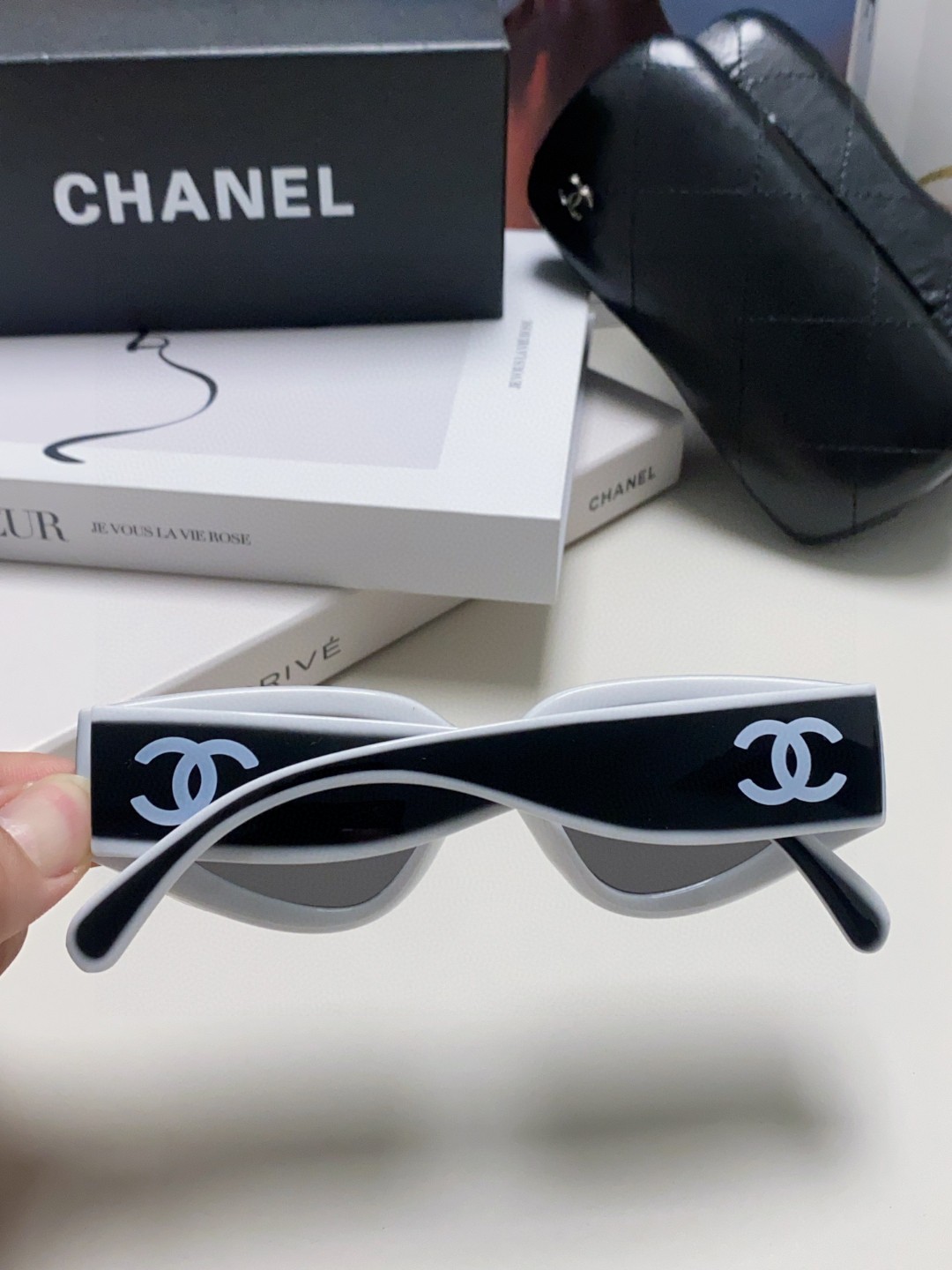  Chanel香奈儿 2025新款墨镜猫眼太阳镜窄框女韩版24SS镜框熊猫黑白配色新款 女款