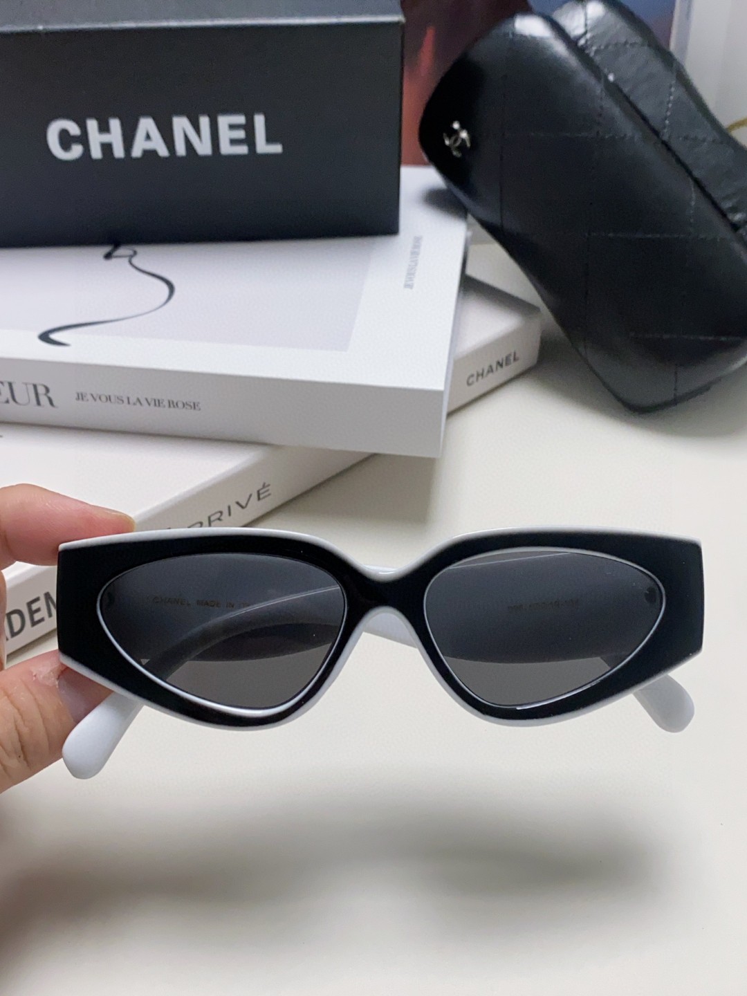  Chanel香奈儿 2025新款墨镜猫眼太阳镜窄框女韩版24SS镜框熊猫黑白配色新款 女款