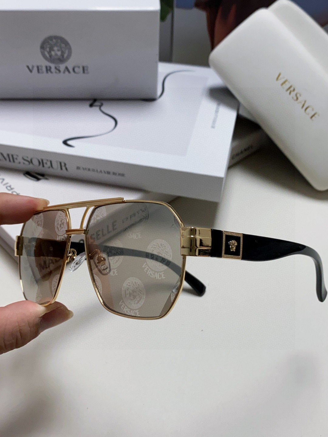   versace 范思哲 方形太阳眼镜 简练金属风 金色美杜莎头像立体有质感 