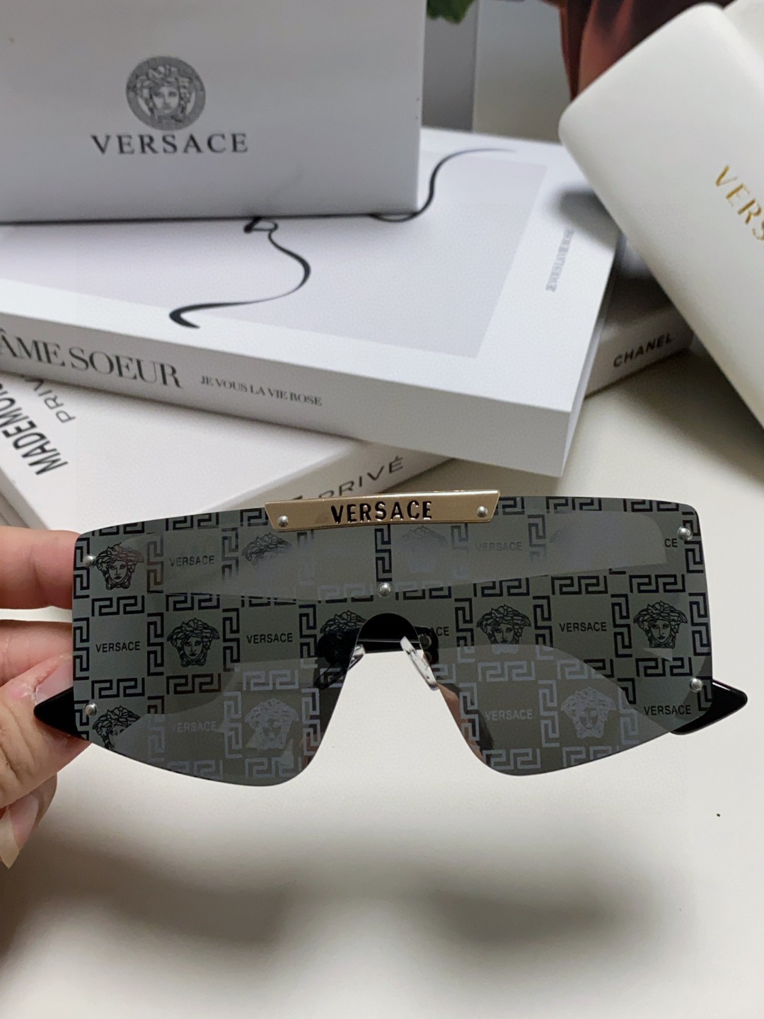  VERSACE 范思哲 走秀款精选
这次色彩华丽鲜艳~
美杜莎标志的经典耐看,色彩大胆丰富