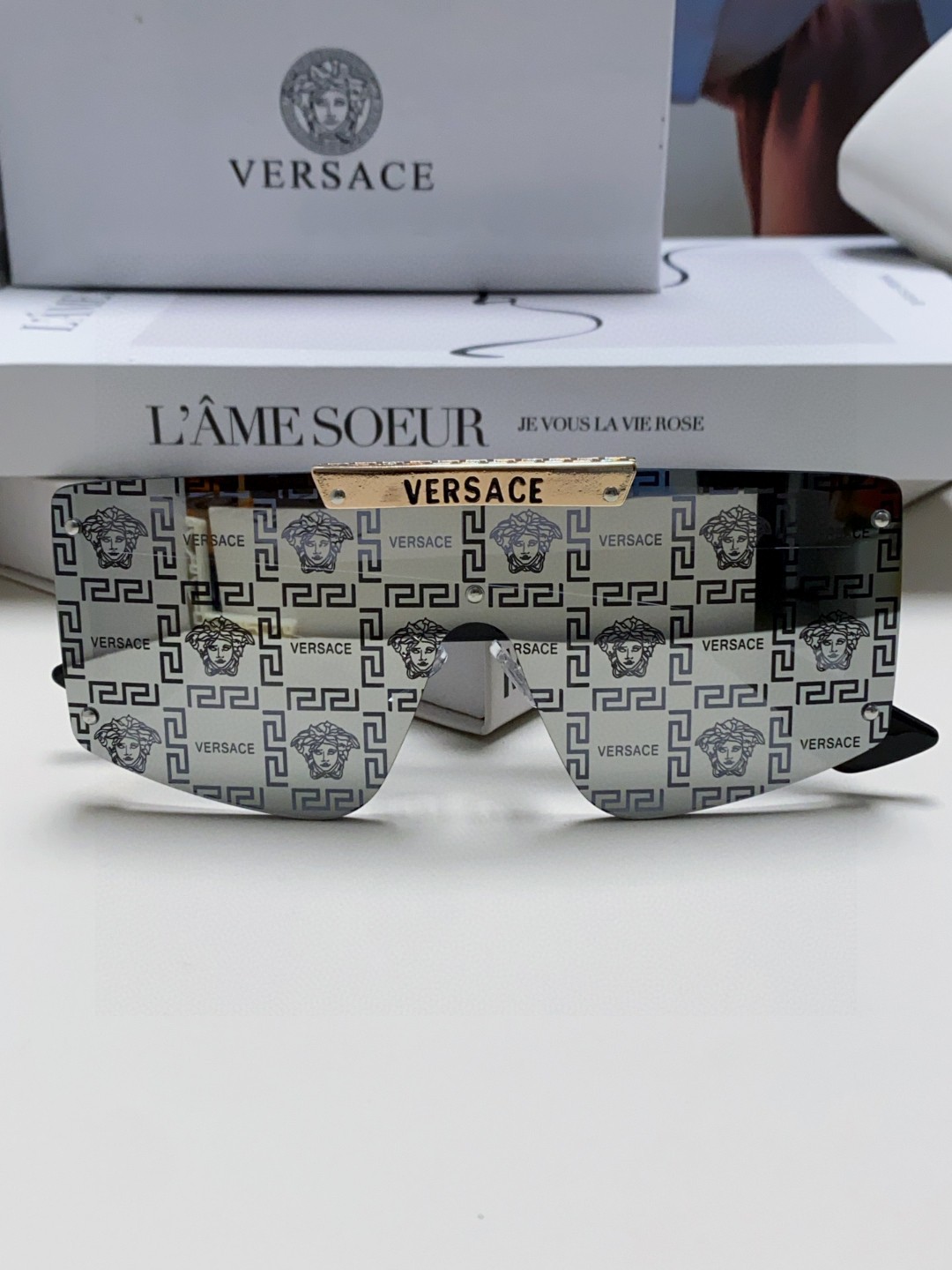  VERSACE 范思哲 走秀款精选
这次色彩华丽鲜艳~
美杜莎标志的经典耐看,色彩大胆丰富
