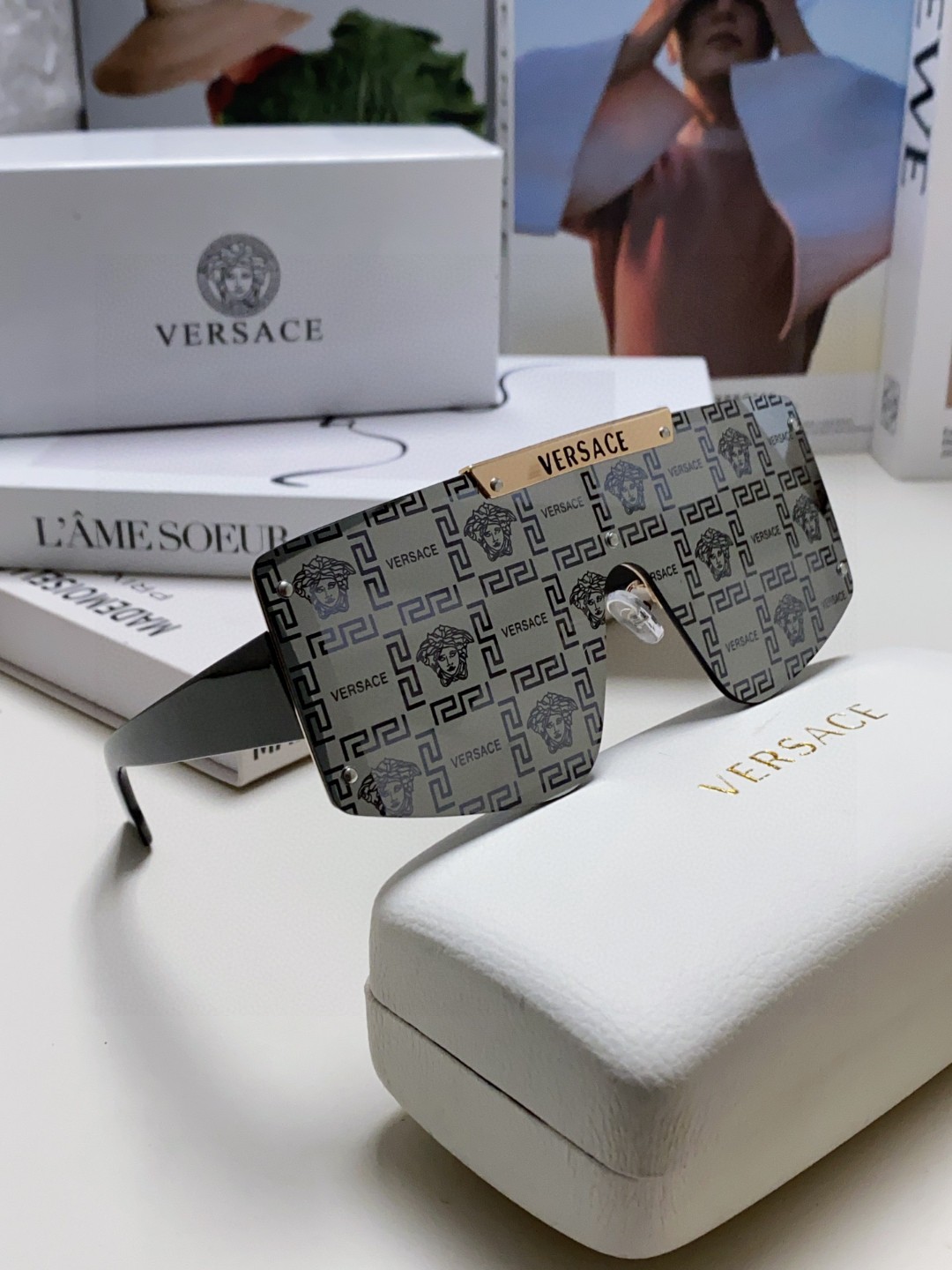  VERSACE 范思哲 走秀款精选
这次色彩华丽鲜艳~
美杜莎标志的经典耐看,色彩大胆丰富