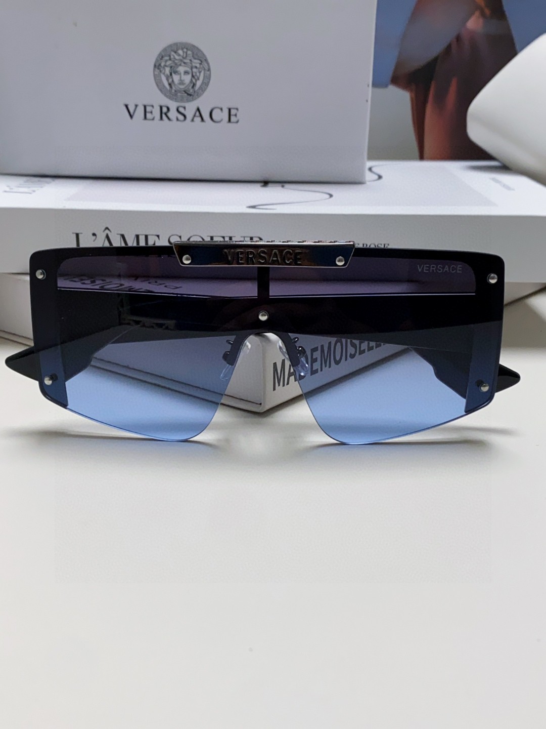  VERSACE 范思哲 走秀款精选
这次色彩华丽鲜艳~
美杜莎标志的经典耐看,色彩大胆丰富