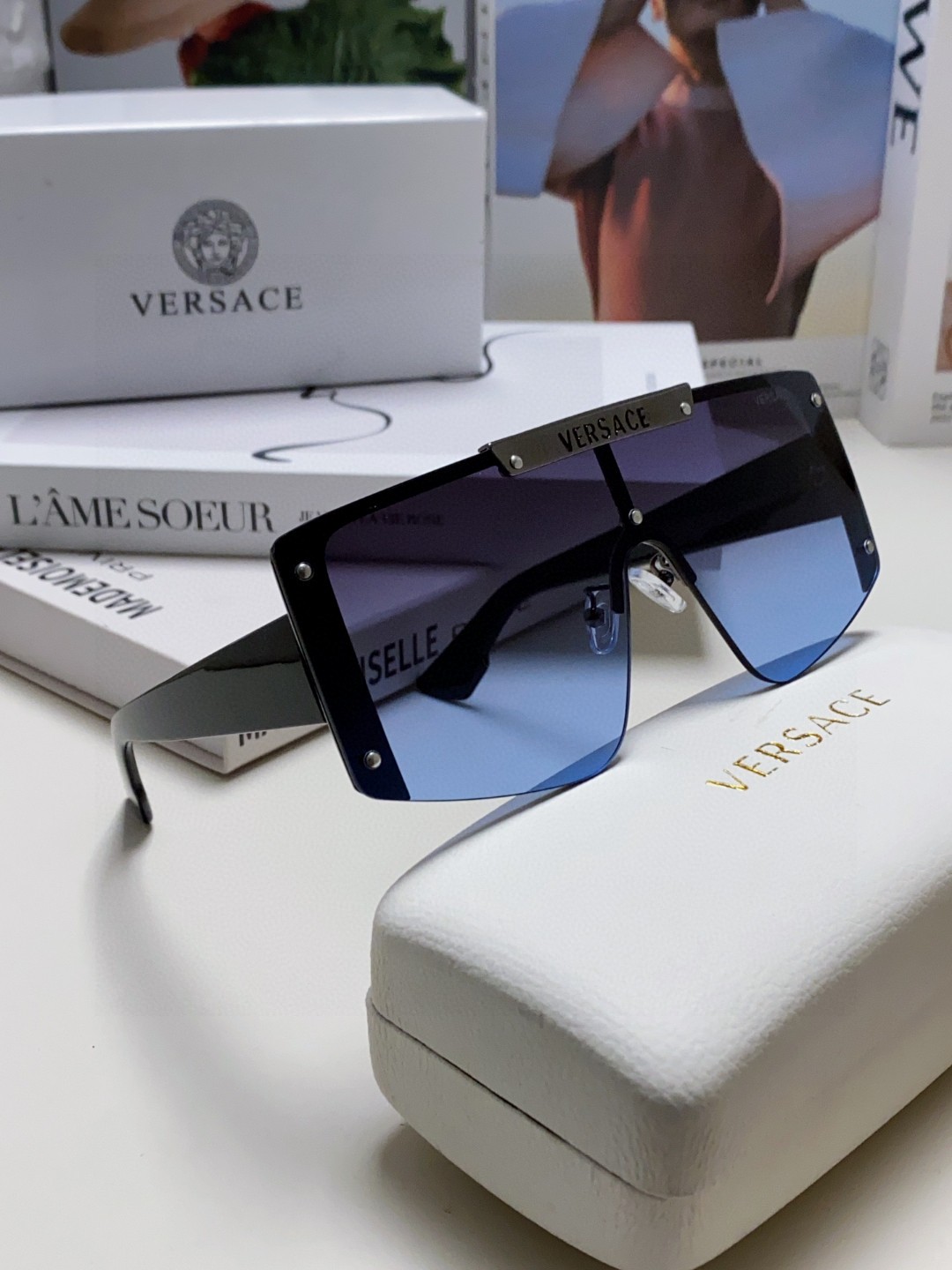  VERSACE 范思哲 走秀款精选
这次色彩华丽鲜艳~
美杜莎标志的经典耐看,色彩大胆丰富