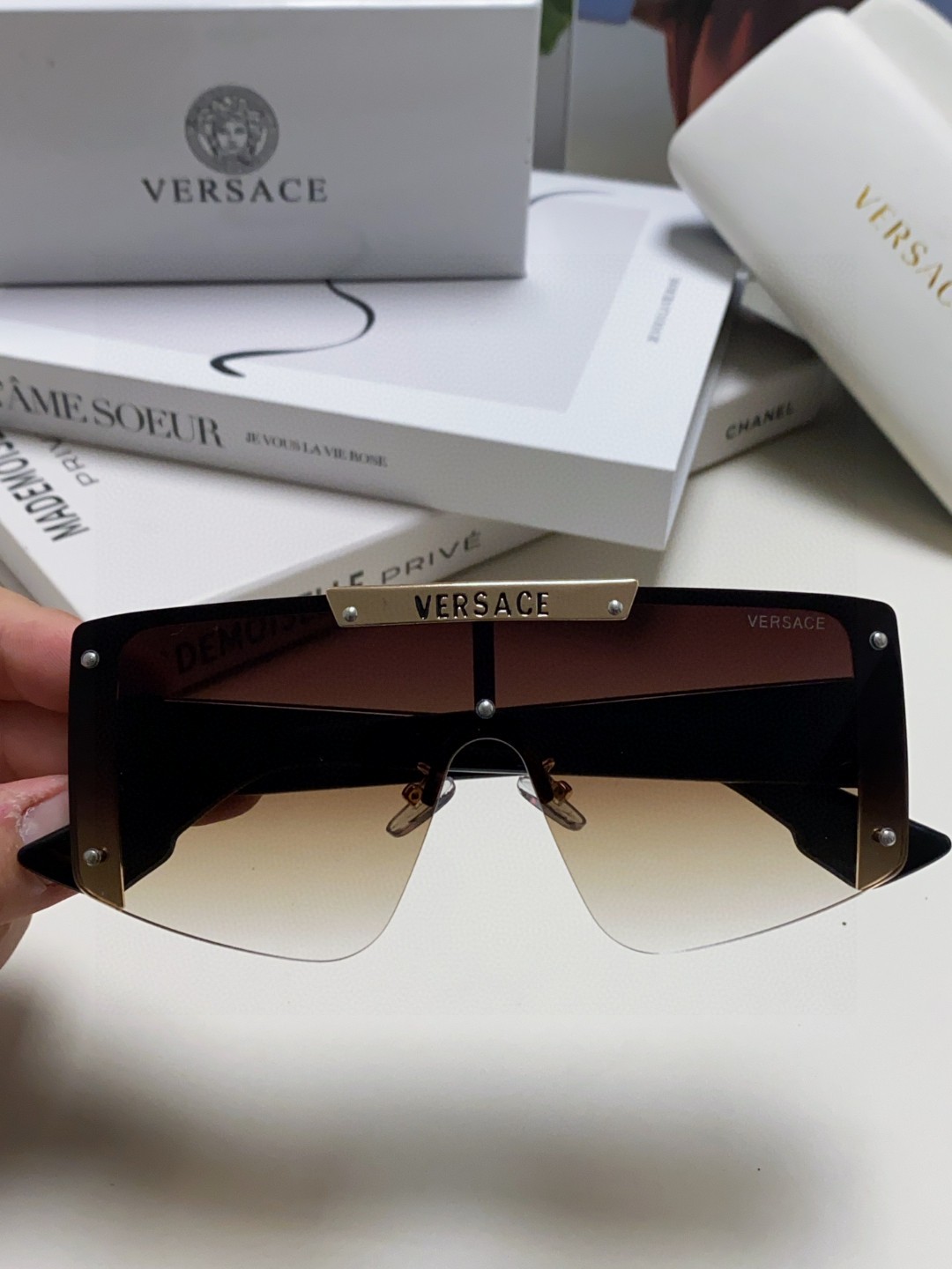  VERSACE 范思哲 走秀款精选
这次色彩华丽鲜艳~
美杜莎标志的经典耐看,色彩大胆丰富