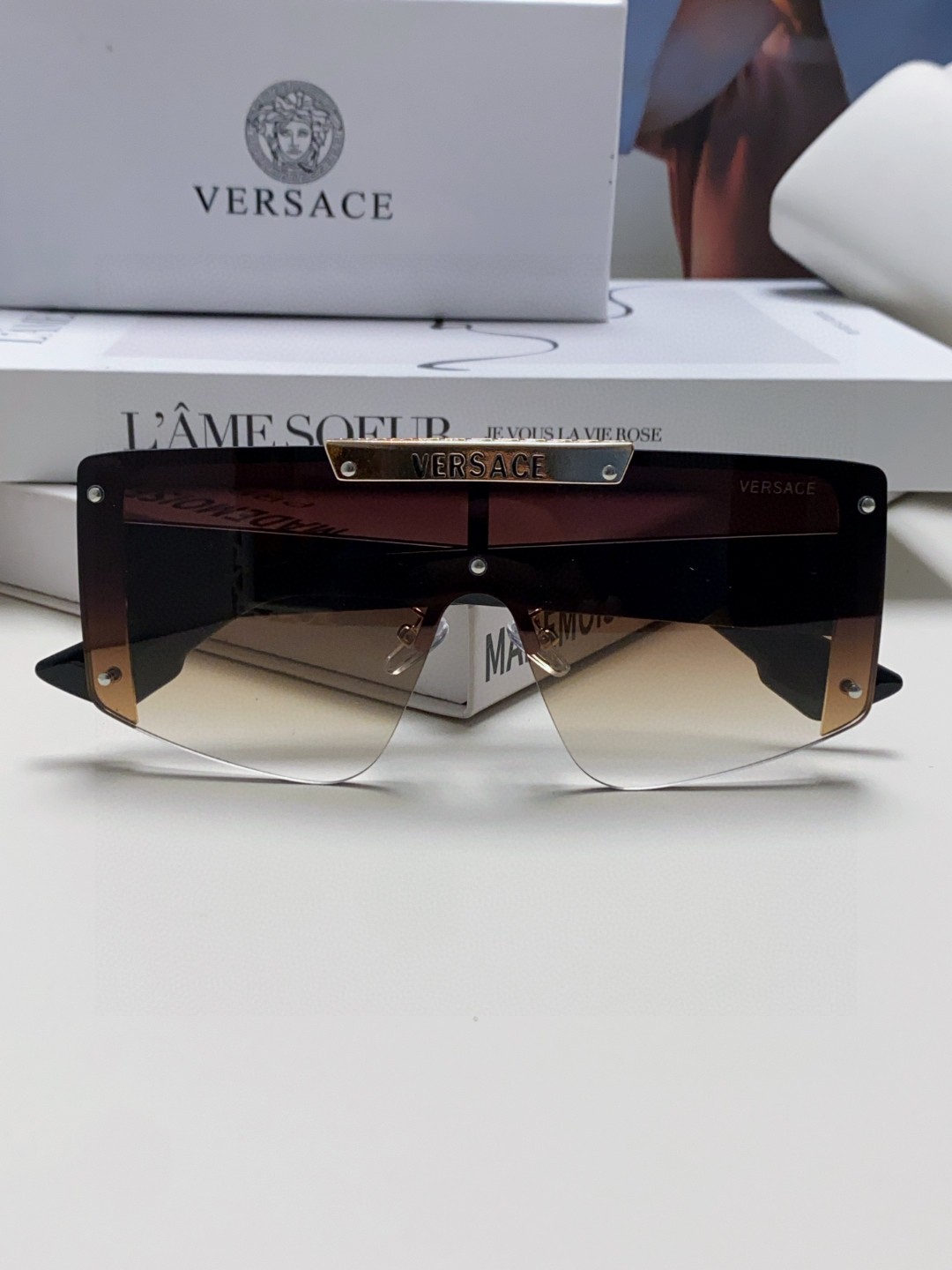 VERSACE 范思哲 走秀款精选
这次色彩华丽鲜艳~
美杜莎标志的经典耐看,色彩大胆丰富