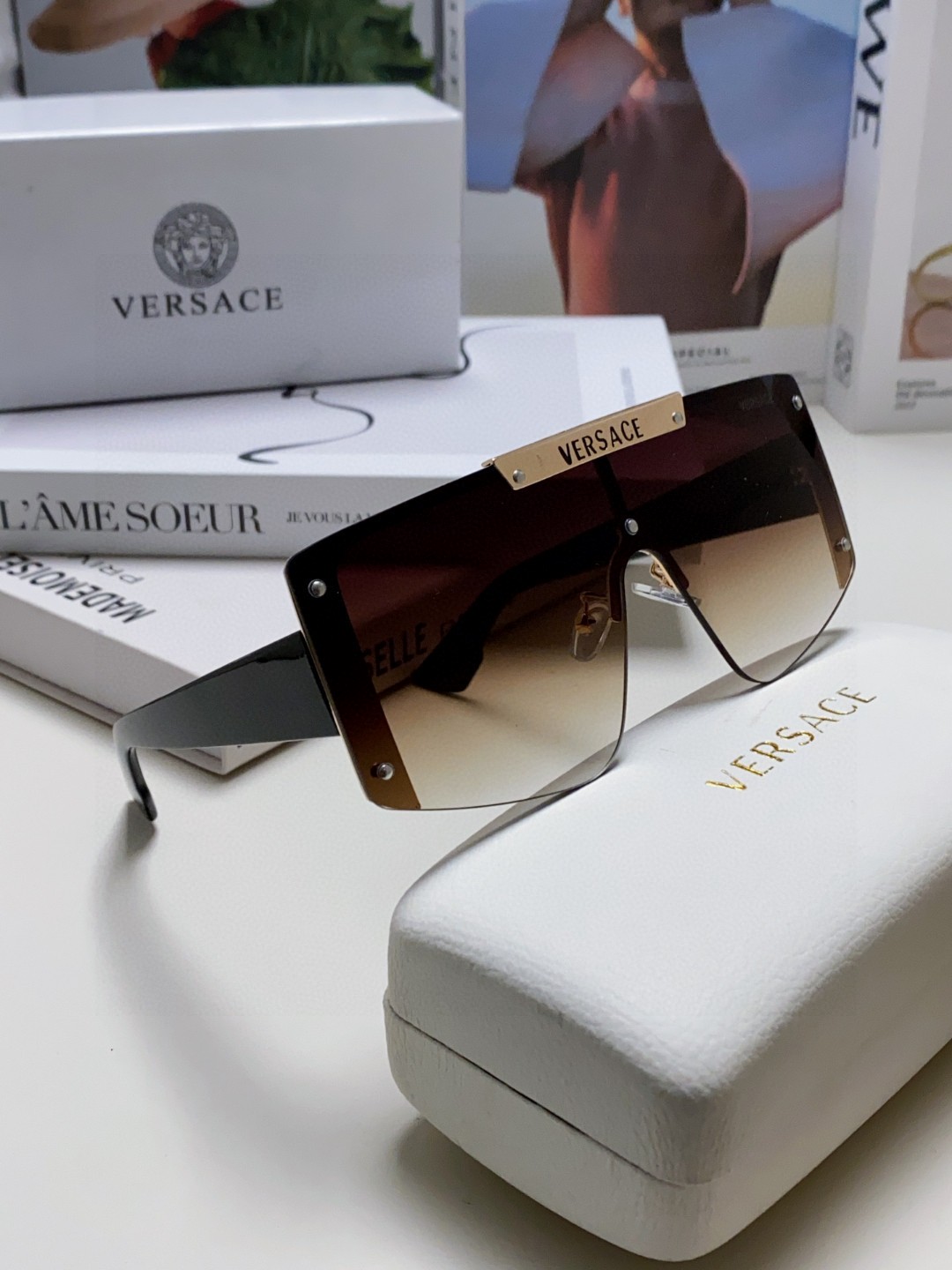  VERSACE 范思哲 走秀款精选
这次色彩华丽鲜艳~
美杜莎标志的经典耐看,色彩大胆丰富