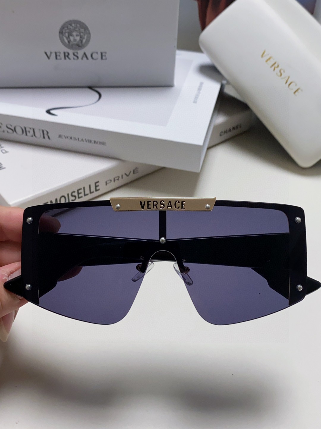  VERSACE 范思哲 走秀款精选
这次色彩华丽鲜艳~
美杜莎标志的经典耐看,色彩大胆丰富