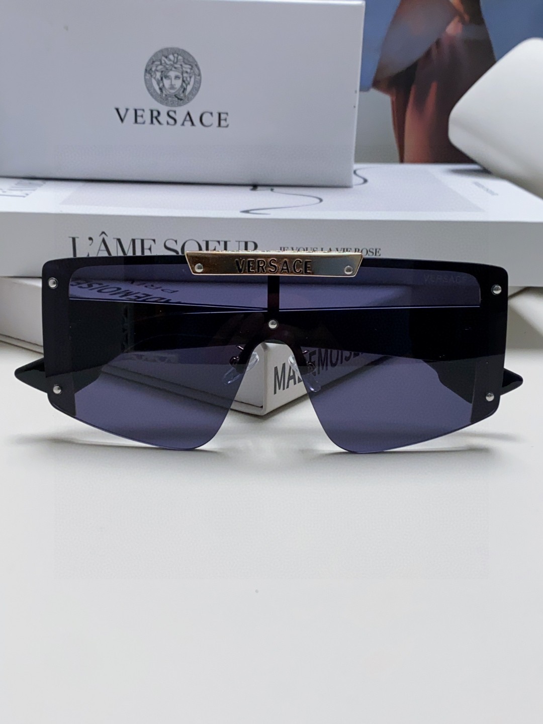  VERSACE 范思哲 走秀款精选
这次色彩华丽鲜艳~
美杜莎标志的经典耐看,色彩大胆丰富