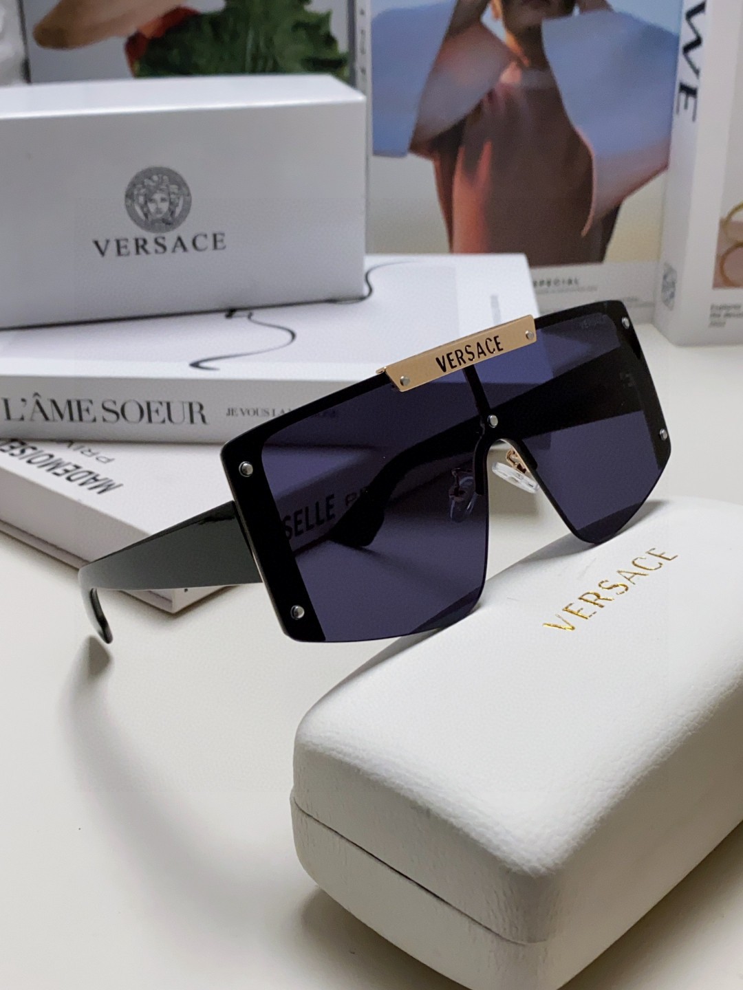  VERSACE 范思哲 走秀款精选
这次色彩华丽鲜艳~
美杜莎标志的经典耐看,色彩大胆丰富