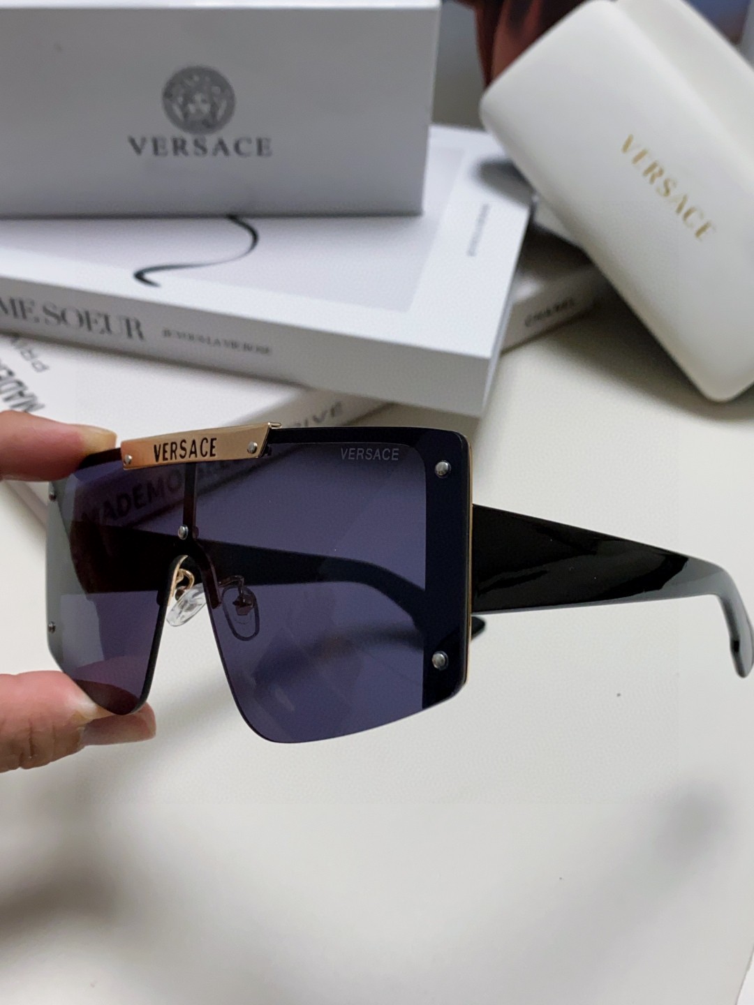  VERSACE 范思哲 走秀款精选
这次色彩华丽鲜艳~
美杜莎标志的经典耐看,色彩大胆丰富