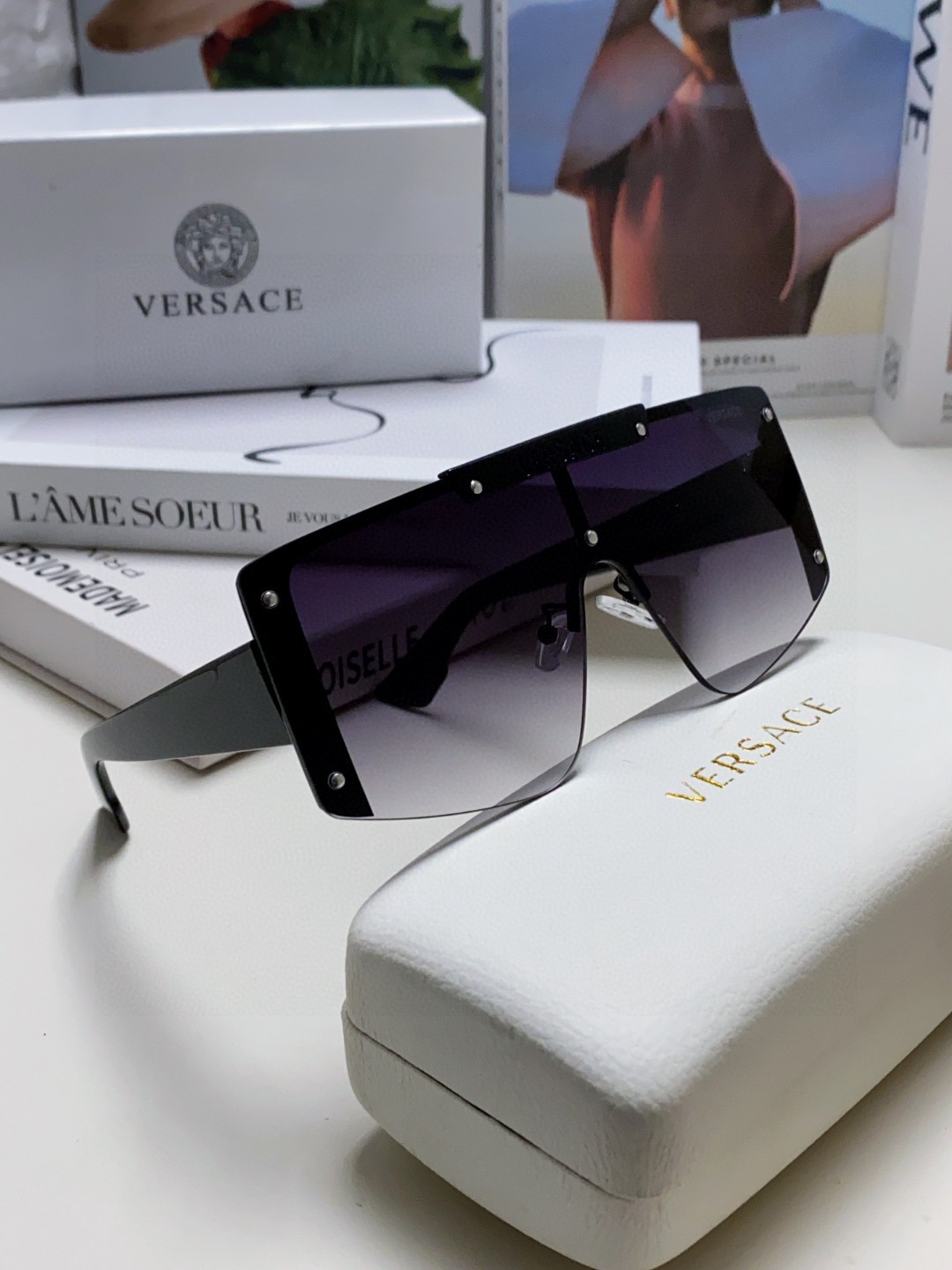  VERSACE 范思哲 走秀款精选
这次色彩华丽鲜艳~
美杜莎标志的经典耐看,色彩大胆丰富