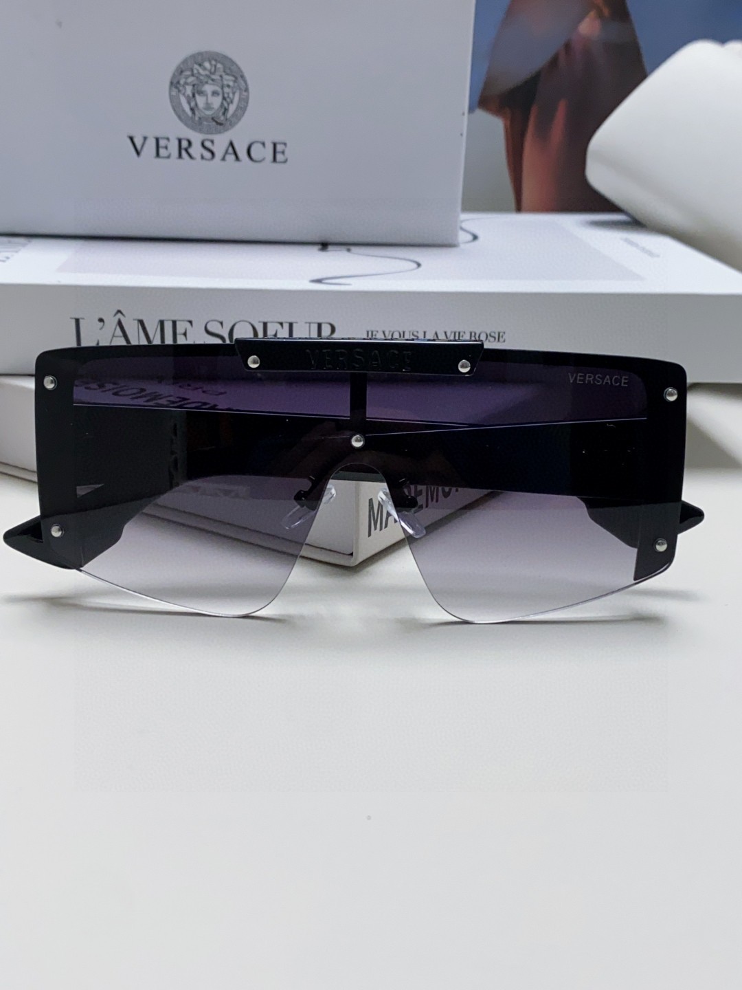  VERSACE 范思哲 走秀款精选
这次色彩华丽鲜艳~
美杜莎标志的经典耐看,色彩大胆丰富
