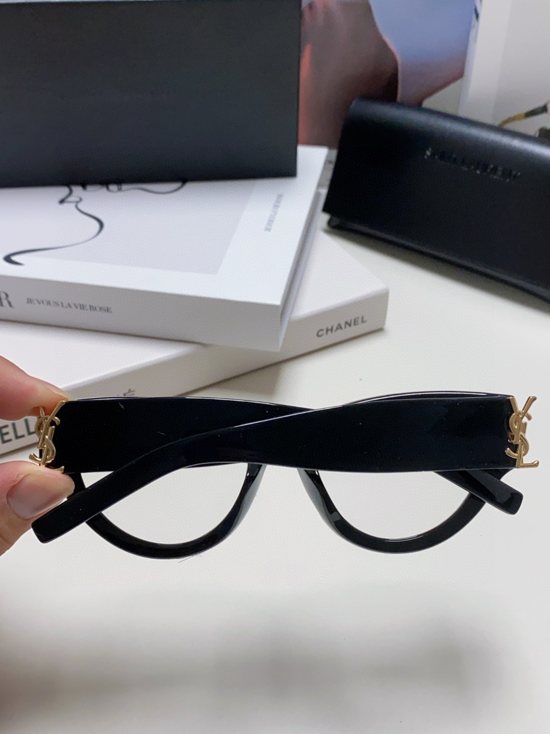  YSL 圣罗兰🕶️张嘉倪✖️Ysl 姐姐好美🌷高品质的产品真的很吸粉💪戴上显脸小又时髦，气场十足，不挑