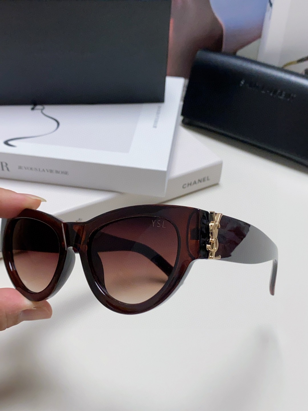  YSL 圣罗兰🕶️张嘉倪✖️Ysl 姐姐好美🌷高品质的产品真的很吸粉💪戴上显脸小又时髦，气场十足，不挑