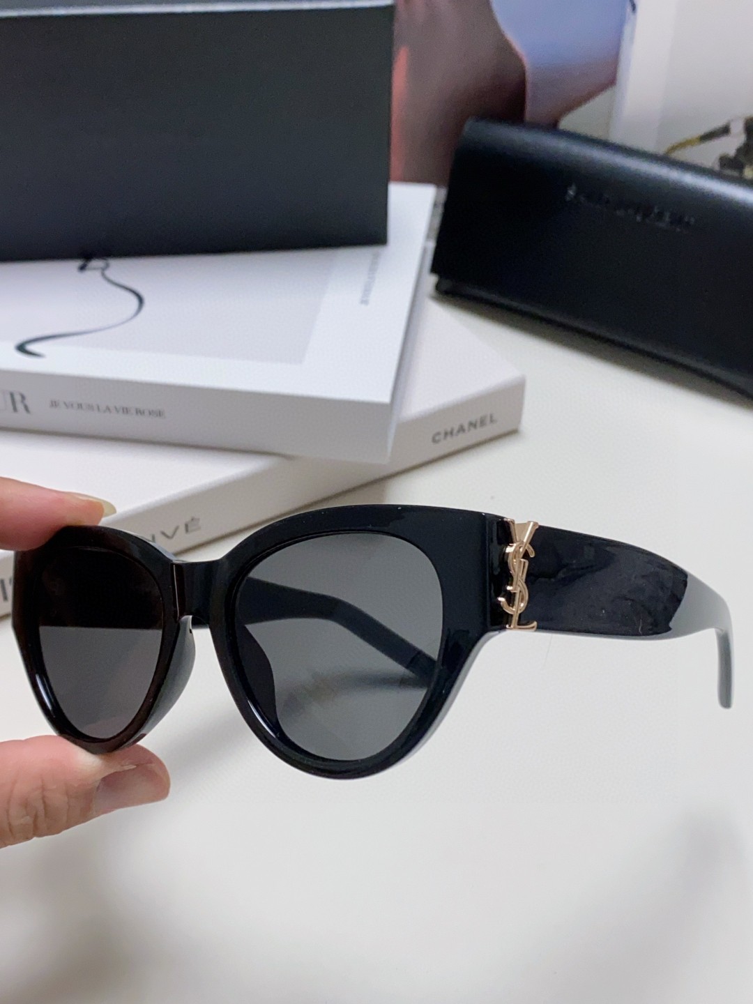 YSL 圣罗兰🕶️张嘉倪✖️Ysl 姐姐好美🌷高品质的产品真的很吸粉💪戴上显脸小又时髦，气场十足，不挑
