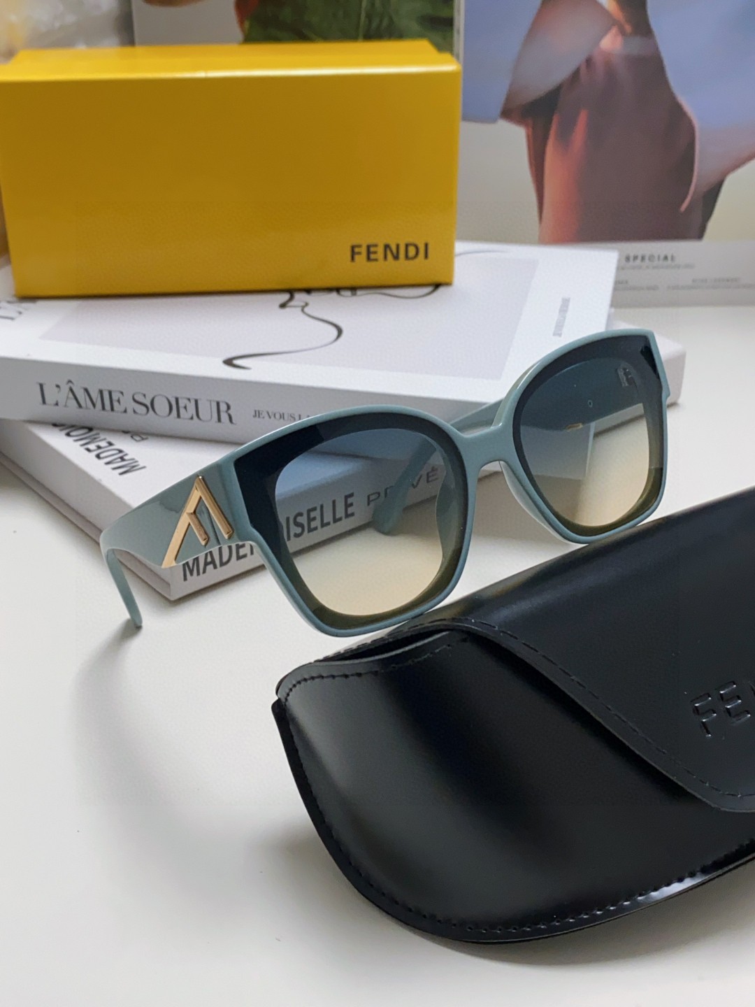  FENDI芬迪 全新logo设计 简约时尚 镜面采用零弯镜片 一气呵成  