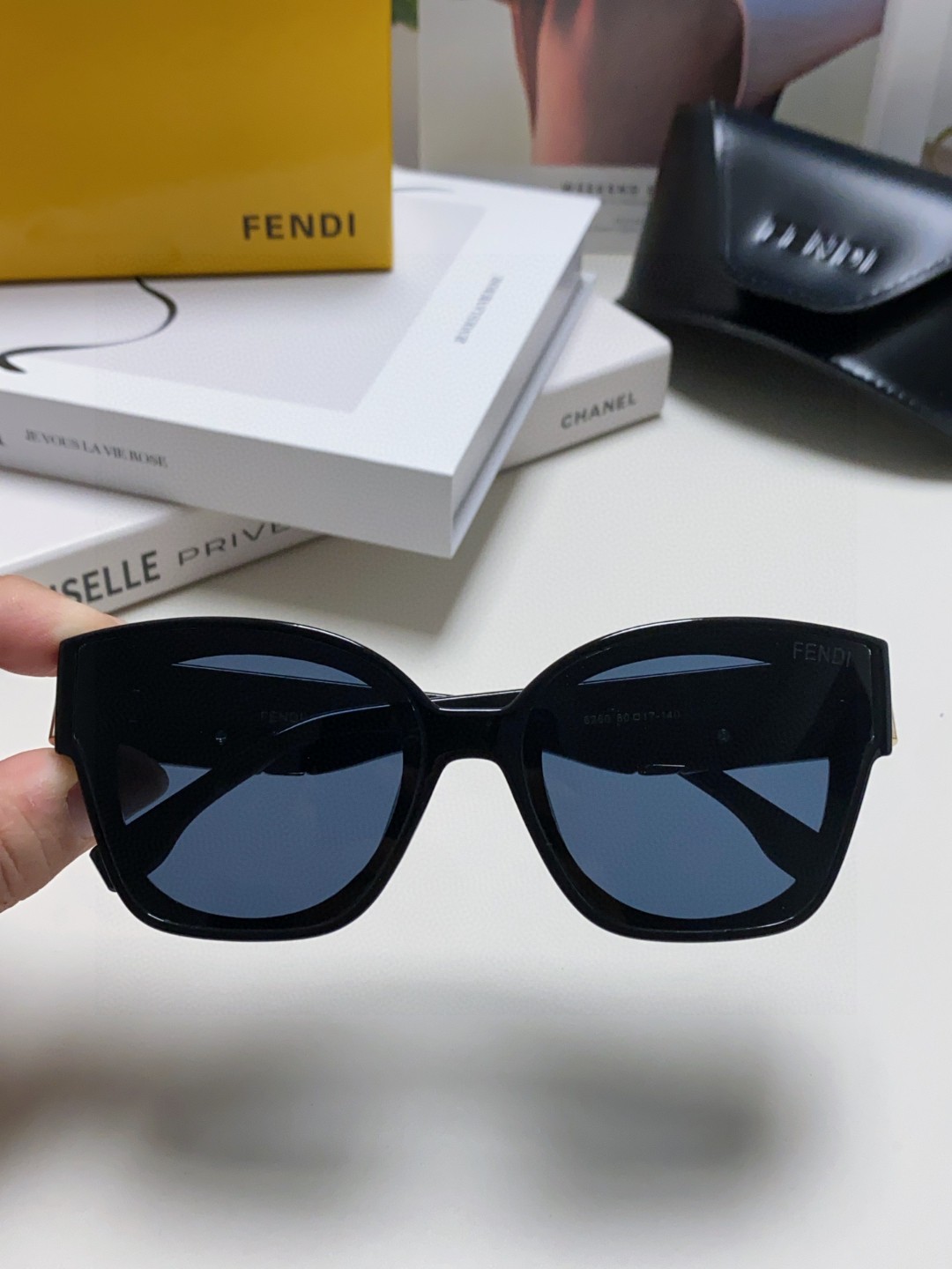  FENDI芬迪 全新logo设计 简约时尚 镜面采用零弯镜片 一气呵成  
