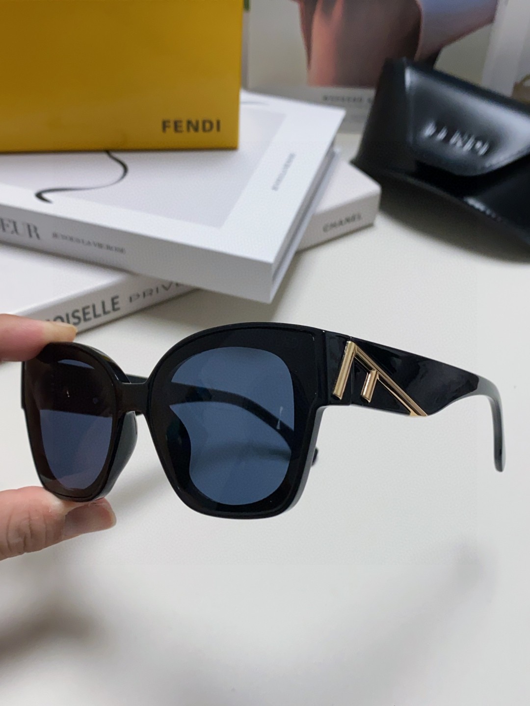  FENDI芬迪 全新logo设计 简约时尚 镜面采用零弯镜片 一气呵成  