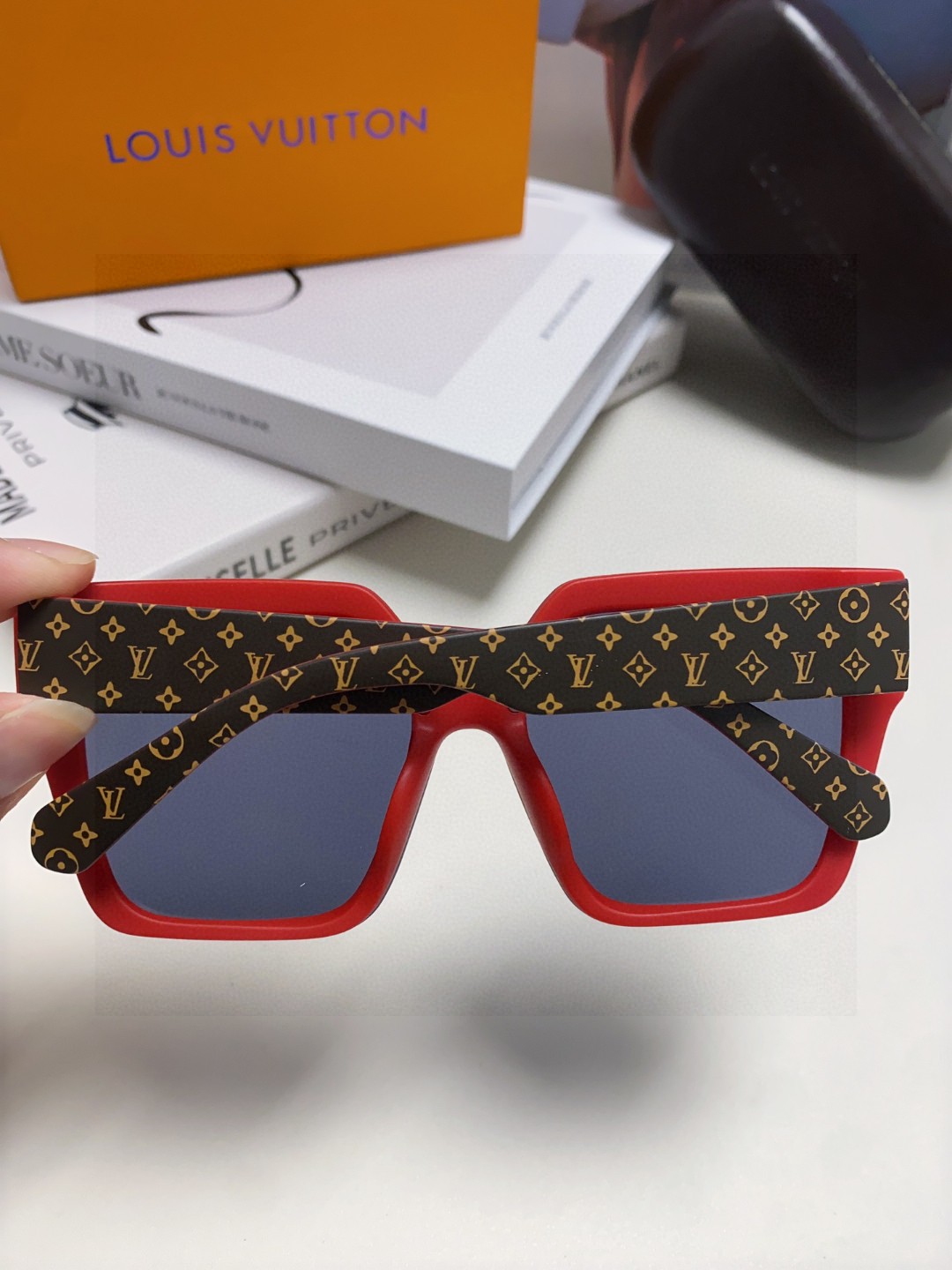 LV路易威登 墨镜 女款墨镜🕶️好看上脸超大气显脸小，小满印不会有土气暴发户的感觉，男女都能带，