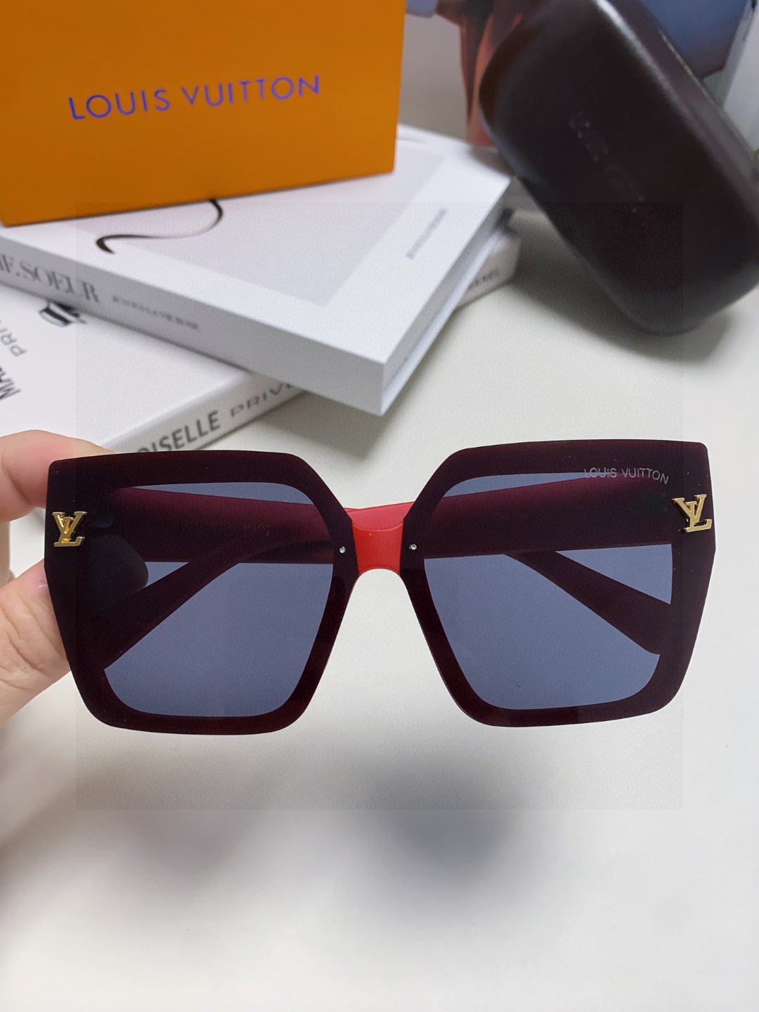  LV路易威登 墨镜 女款墨镜🕶️好看上脸超大气显脸小，小满印不会有土气暴发户的感觉，男女都能带，