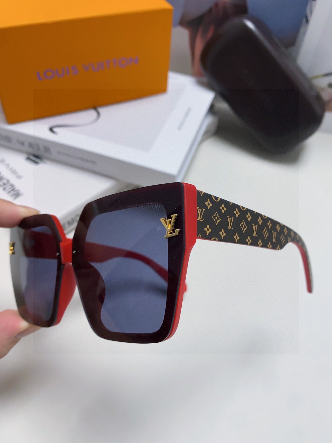  LV路易威登 墨镜 女款墨镜🕶️好看上脸超大气显脸小，小满印不会有土气暴发户的感觉，男女都能带，