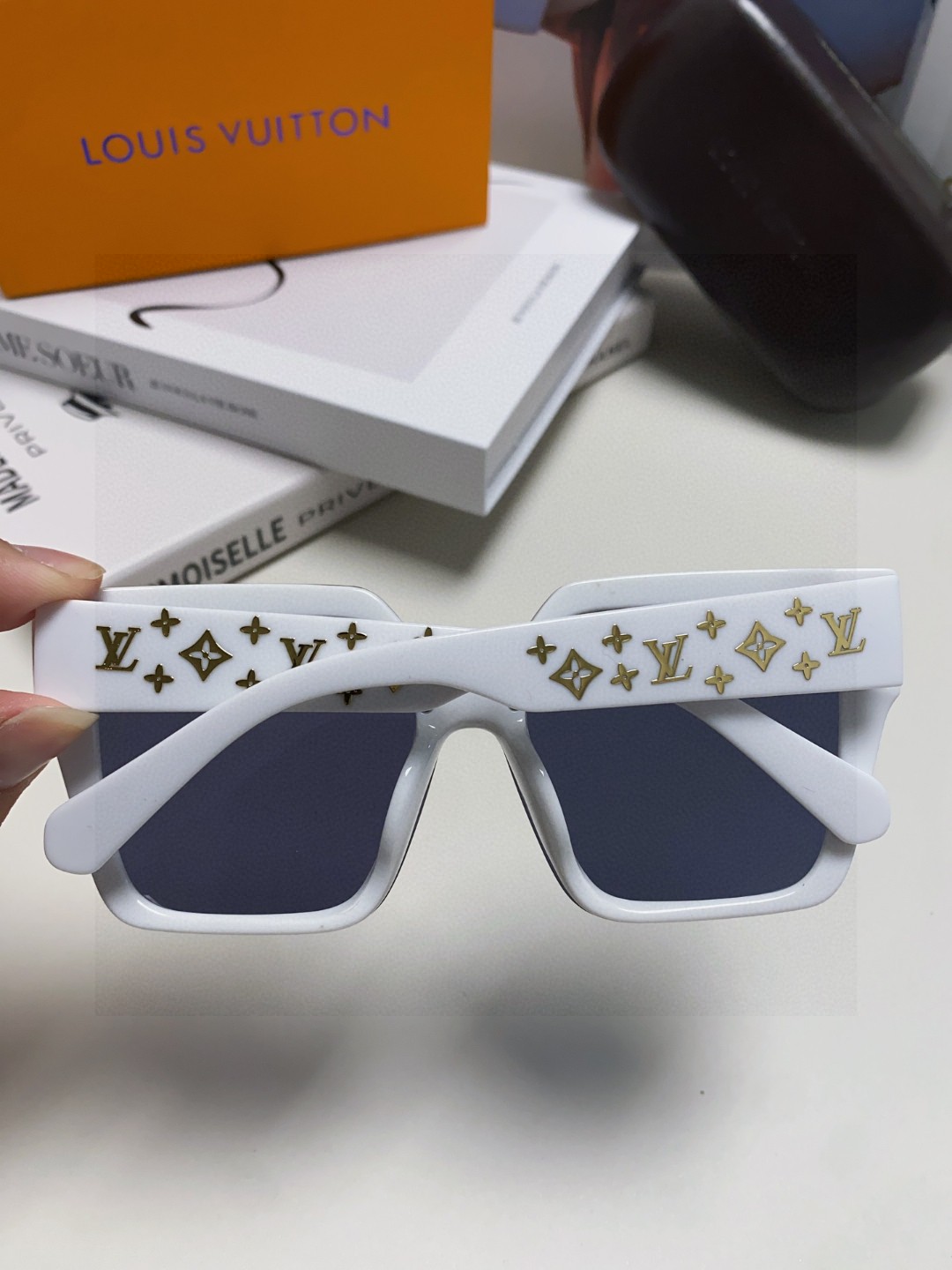  LV路易威登 墨镜 女款墨镜🕶️好看上脸超大气显脸小，小满印不会有土气暴发户的感觉，男女都能带，