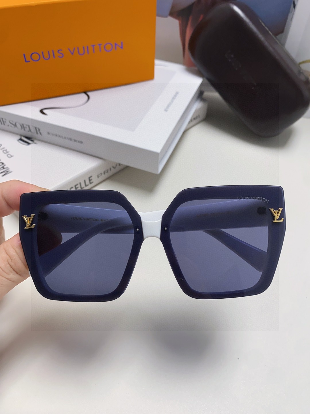  LV路易威登 墨镜 女款墨镜🕶️好看上脸超大气显脸小，小满印不会有土气暴发户的感觉，男女都能带，
