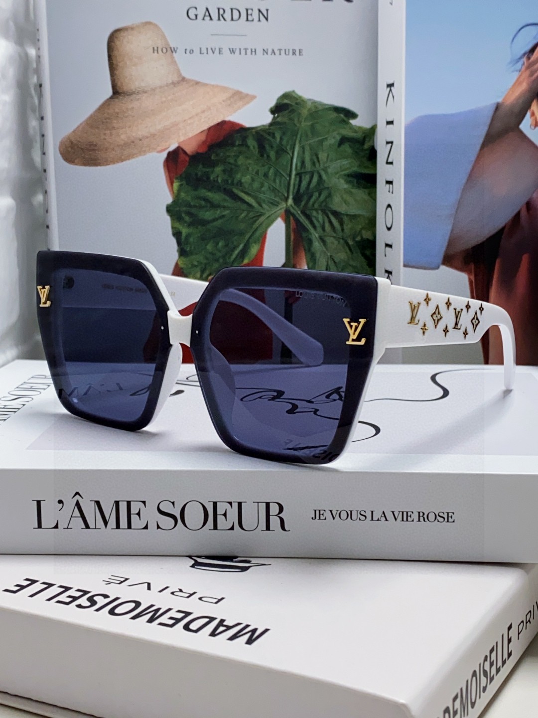  LV路易威登 墨镜 女款墨镜🕶️好看上脸超大气显脸小，小满印不会有土气暴发户的感觉，男女都能带，