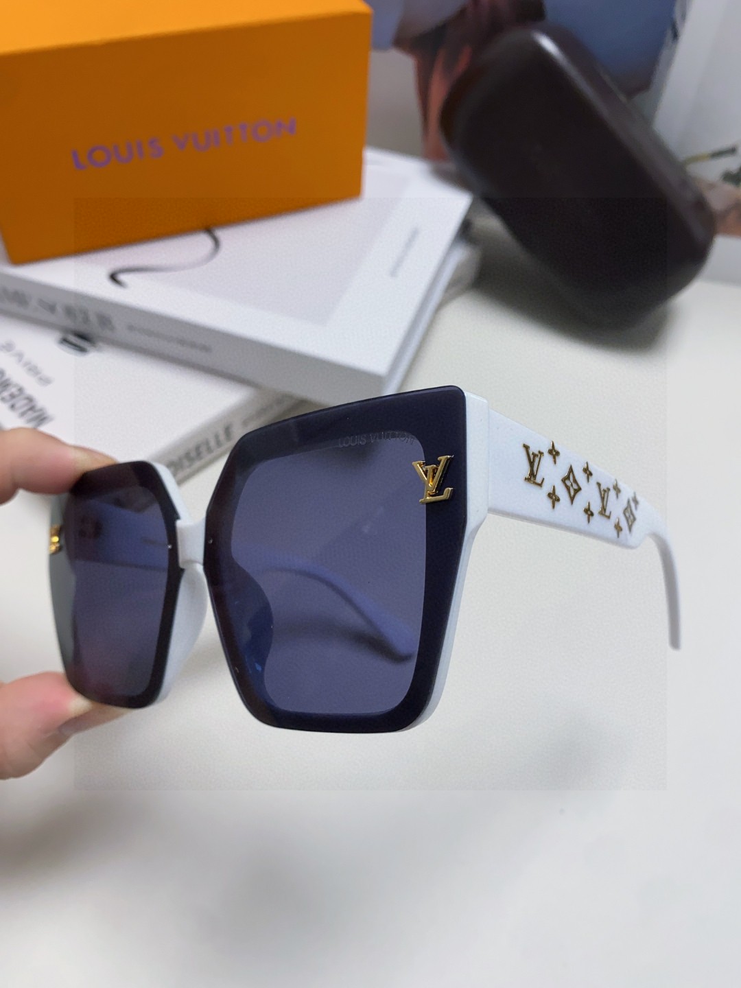  LV路易威登 墨镜 女款墨镜🕶️好看上脸超大气显脸小，小满印不会有土气暴发户的感觉，男女都能带，