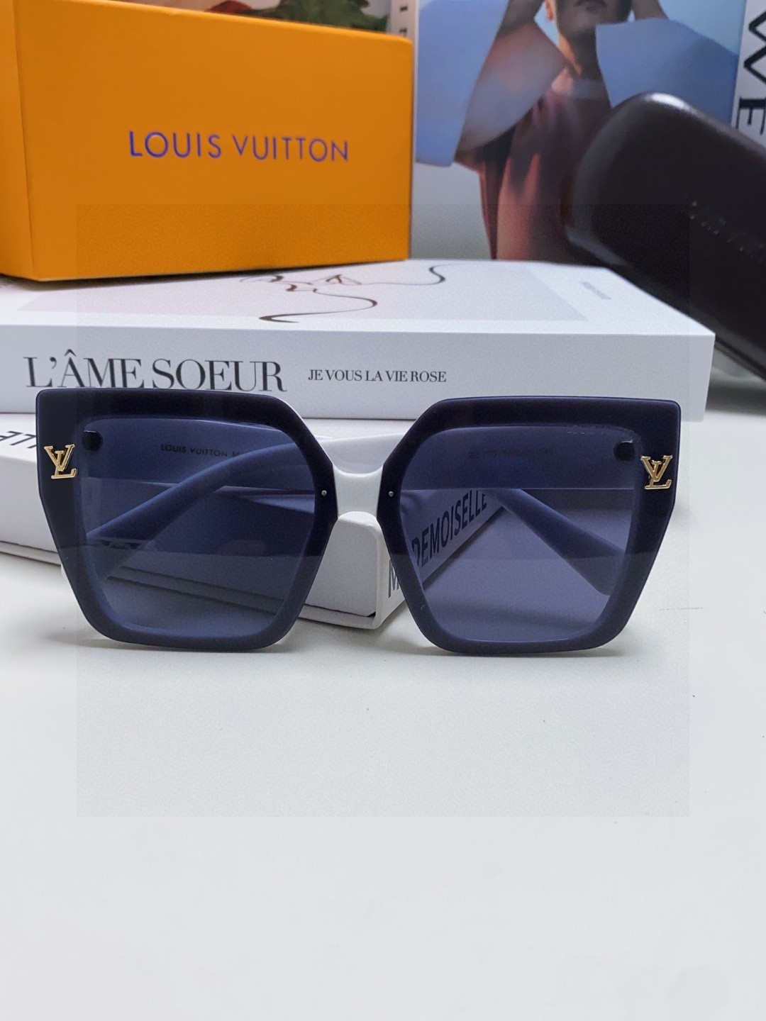  LV路易威登 墨镜 女款墨镜🕶️好看上脸超大气显脸小，小满印不会有土气暴发户的感觉，男女都能带，