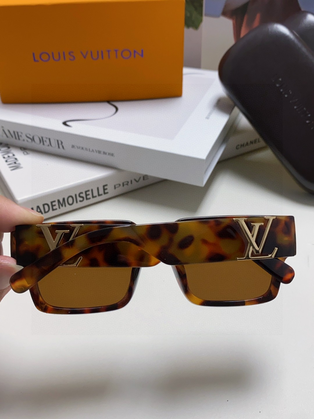  LV 路易威登 新款太阳眼镜复古个性前卫 墨镜模特款高质感板材高品质方框
