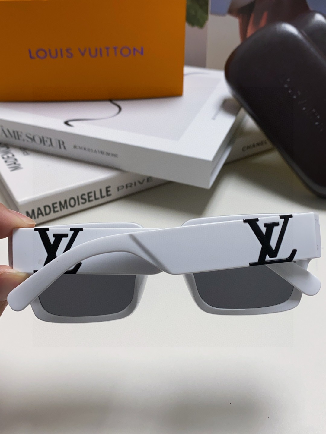  LV 路易威登 新款太阳眼镜复古个性前卫 墨镜模特款高质感板材高品质方框
