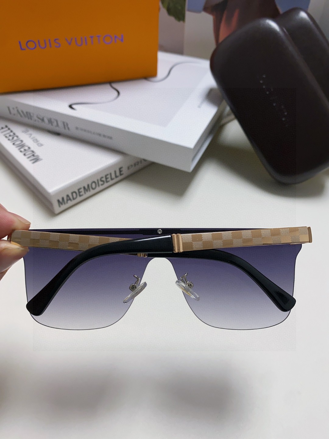  Lv路易威登男士新款太阳墨镜🕶️，老花陵格镜腿，出游开车必备