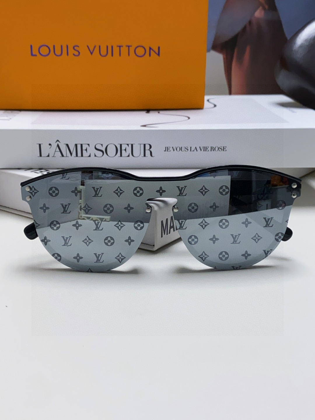  LOUIS VUITTON 圆框 细节满满 原版LV切边无框造型 华丽转身 拥有无限品位 图案设计  