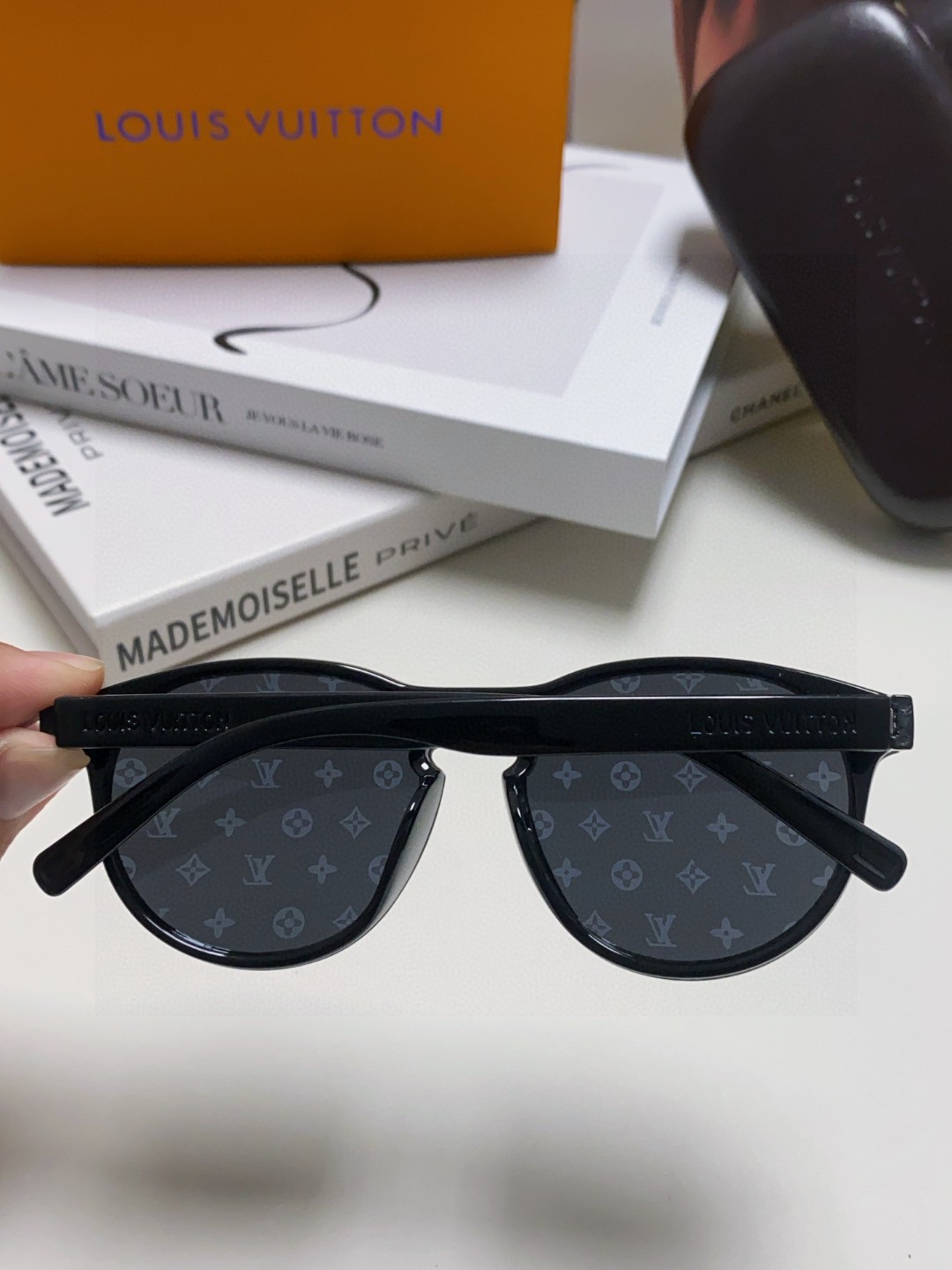  LOUIS VUITTON 圆框 细节满满 原版LV切边无框造型 华丽转身 拥有无限品位 图案设计  
