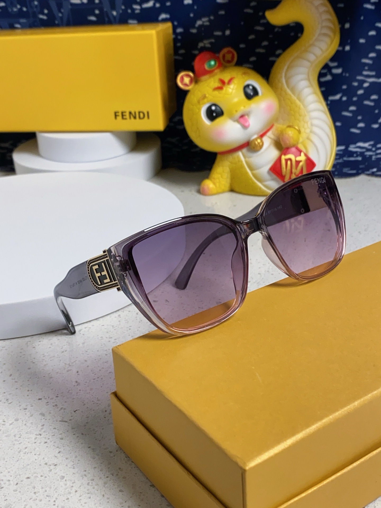  Fendi芬迪 2025新款偏光猫眼墨镜女方圆脸防紫外线太阳镜男女通用 