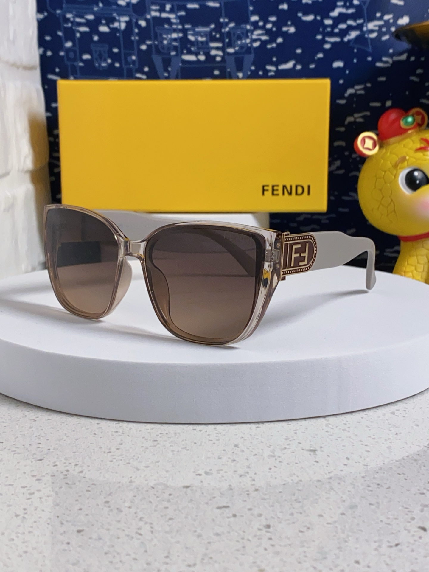  Fendi芬迪 2025新款偏光猫眼墨镜女方圆脸防紫外线太阳镜男女通用 