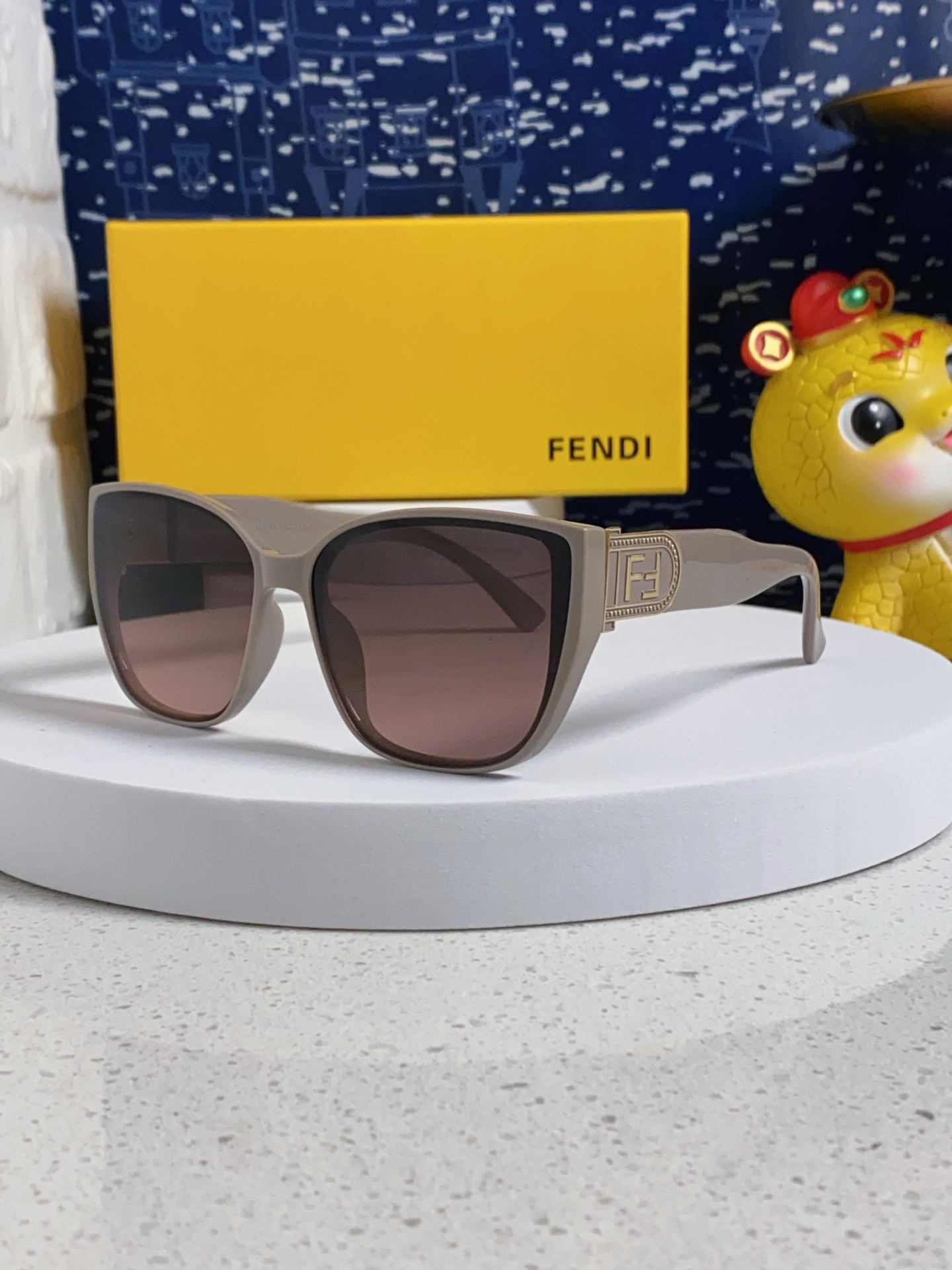  Fendi芬迪 2025新款偏光猫眼墨镜女方圆脸防紫外线太阳镜男女通用 