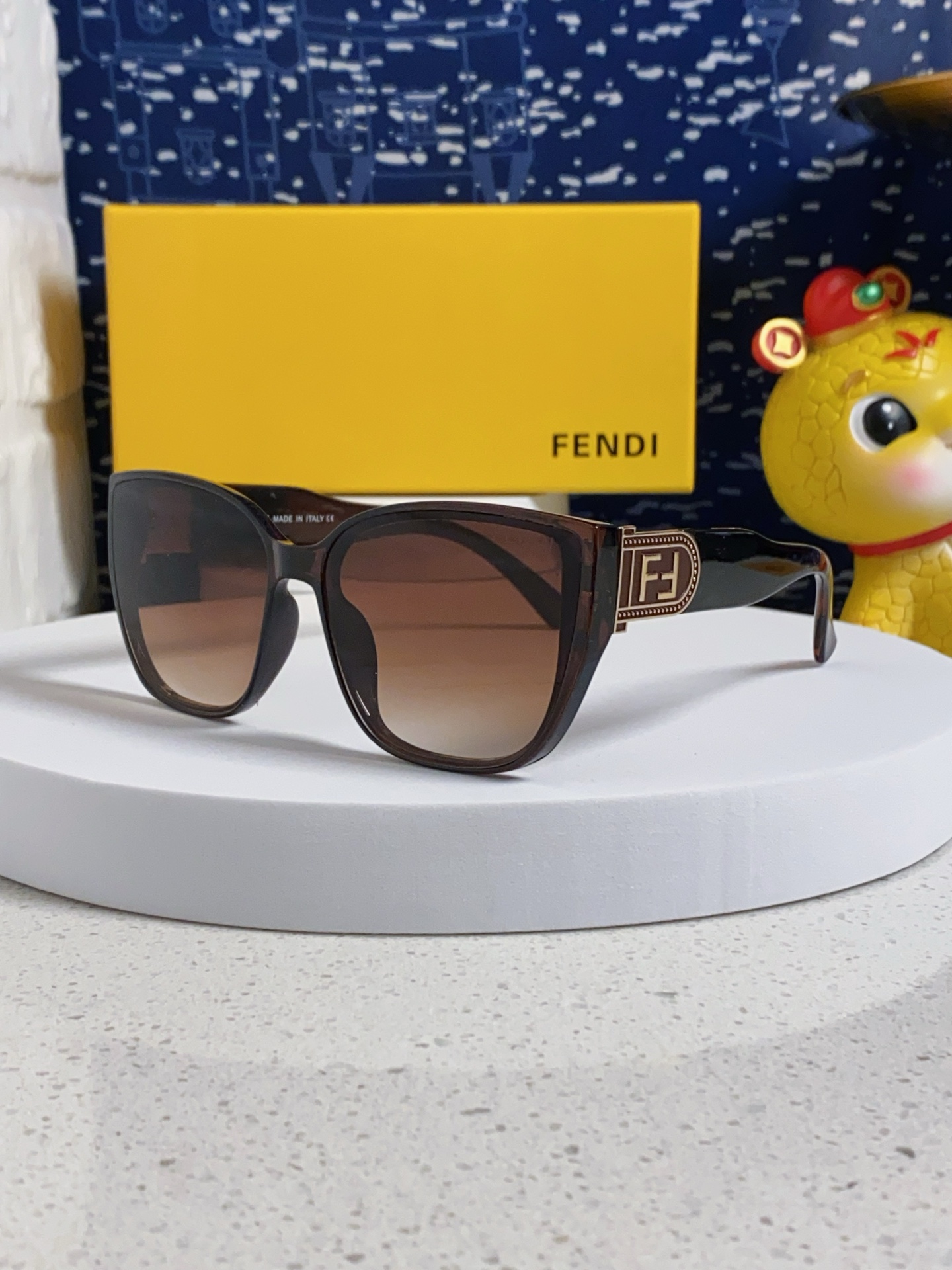  Fendi芬迪 2025新款偏光猫眼墨镜女方圆脸防紫外线太阳镜男女通用 