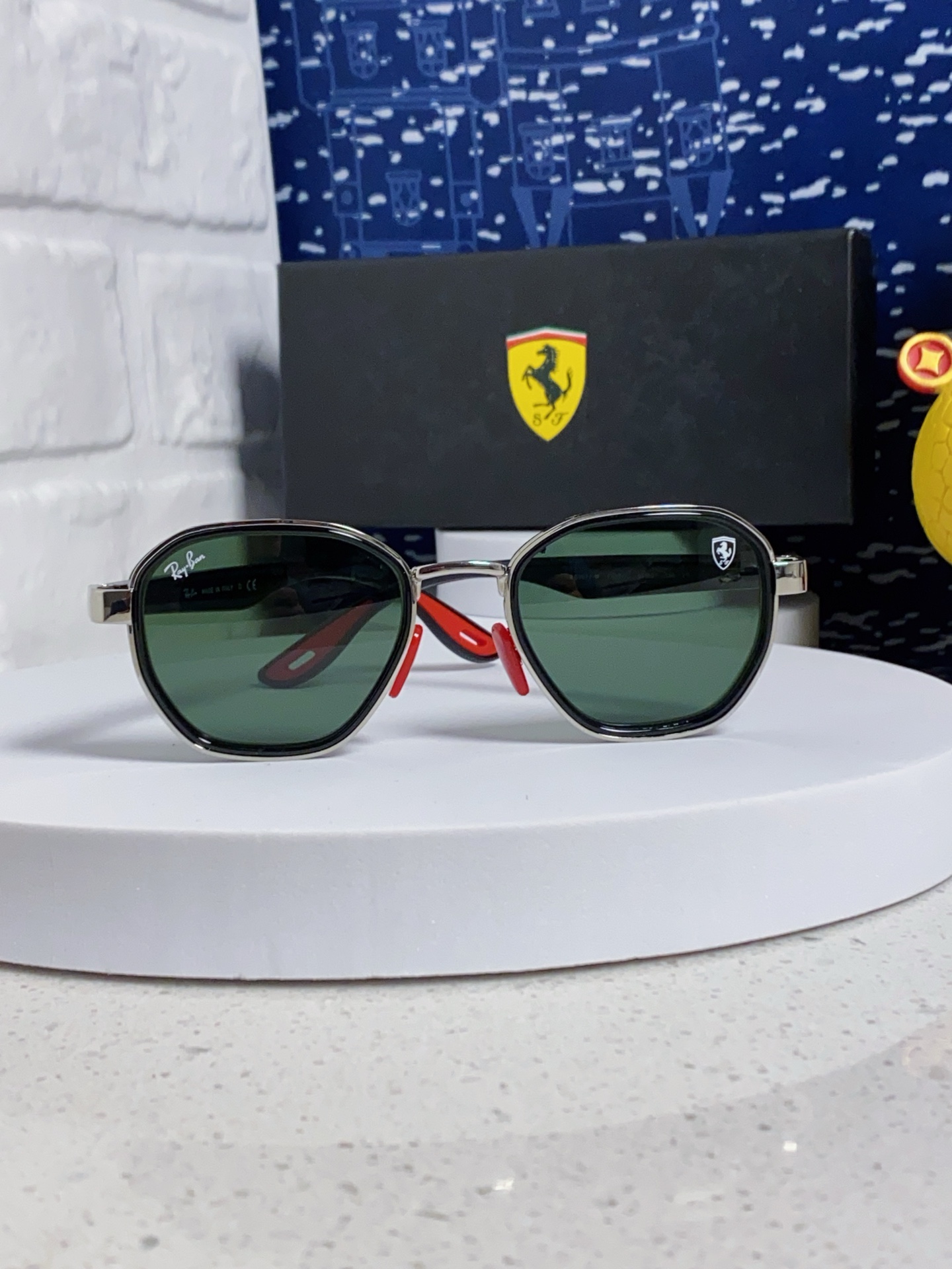   爆款来袭 现货 RAYBAN 雷朋法拉利合作款 代工厂品质 💛💚❤️男女通用太阳镜 防爆玻璃镜片 轻