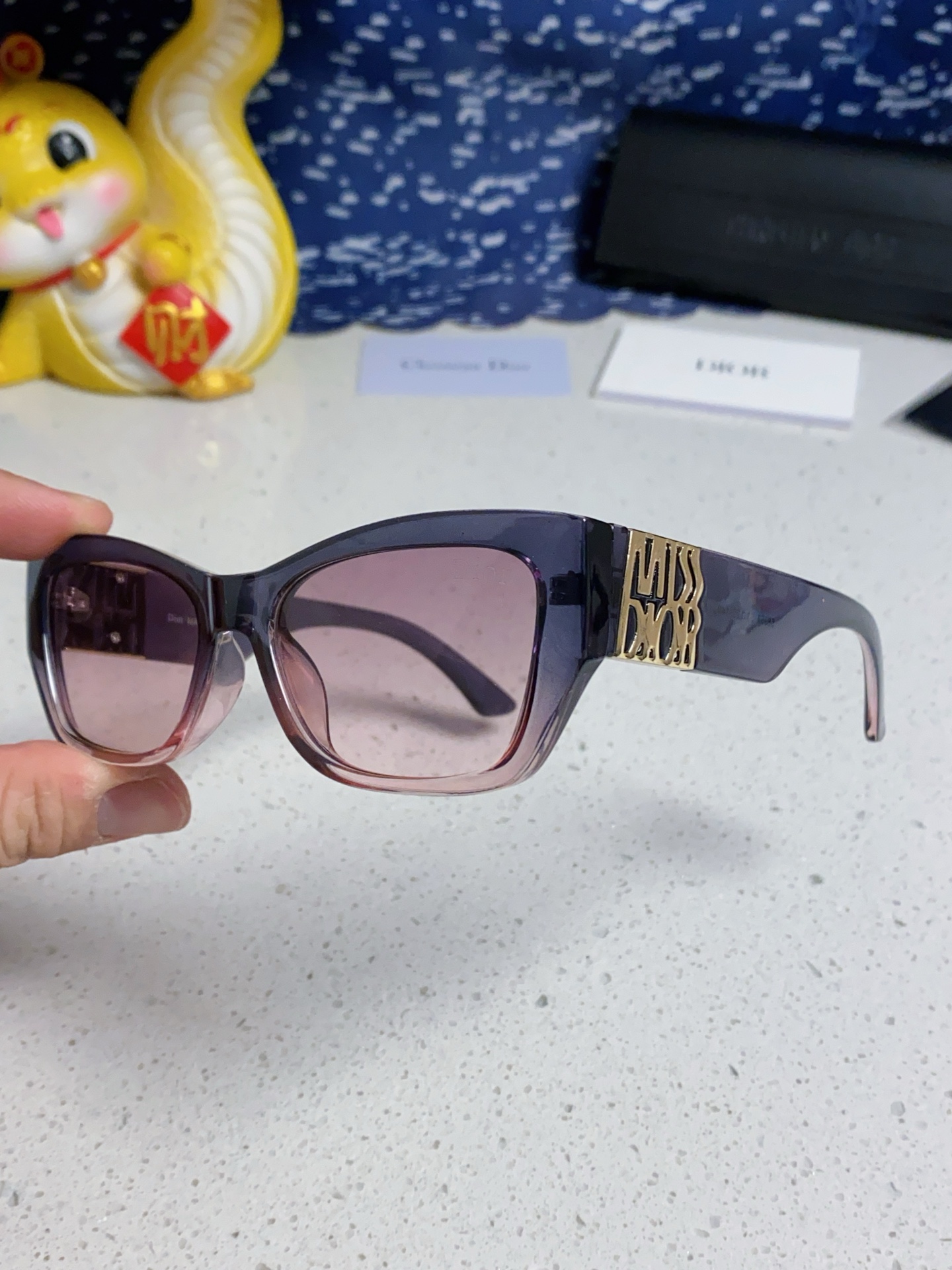  DIOR迪奥 2025新款墨镜女时尚摩登MISSDIOR S1F粗框金标太阳镜 