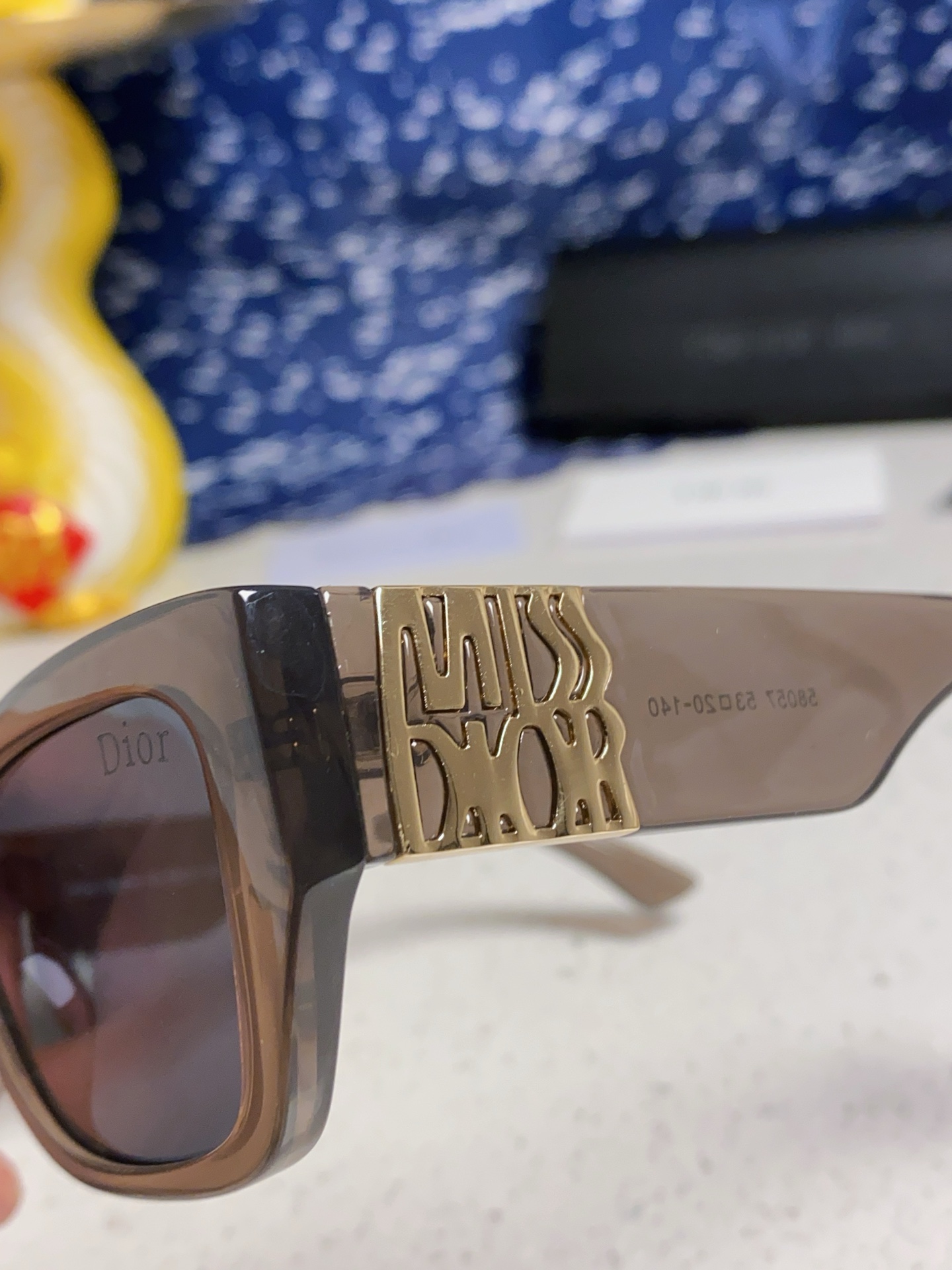  DIOR迪奥 2025新款墨镜女时尚摩登MISSDIOR S1F粗框金标太阳镜 