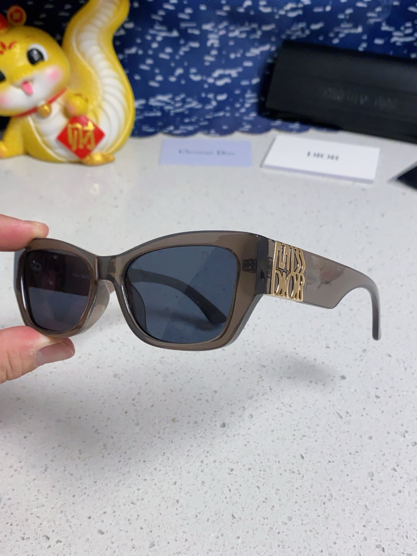  DIOR迪奥 2025新款墨镜女时尚摩登MISSDIOR S1F粗框金标太阳镜 
