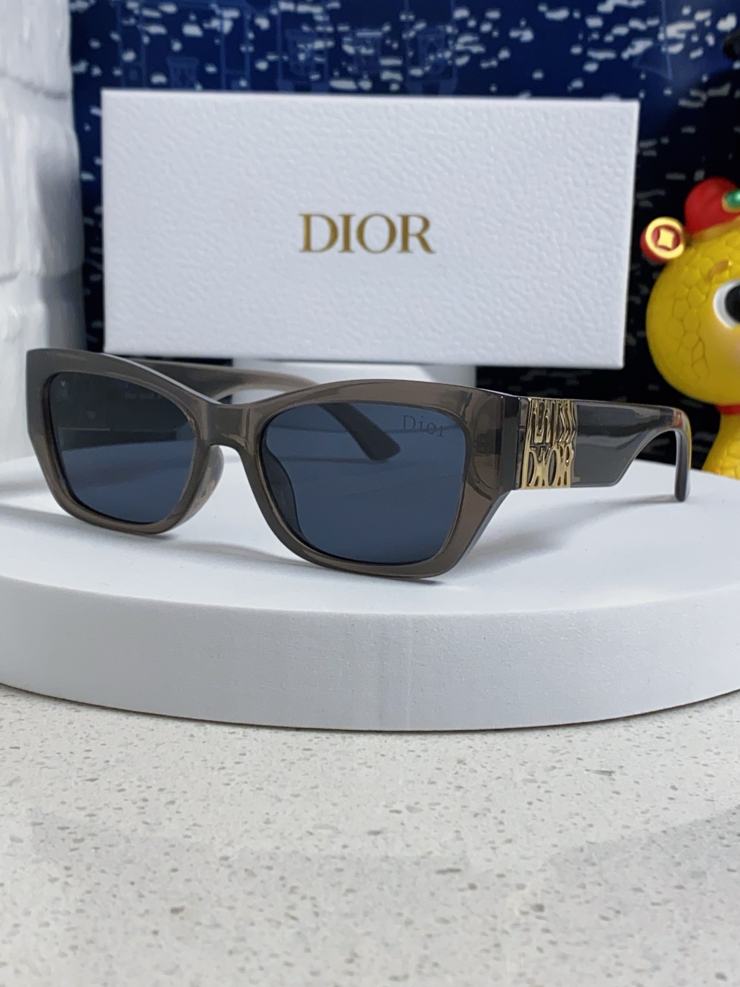  DIOR迪奥 2025新款墨镜女时尚摩登MISSDIOR S1F粗框金标太阳镜 