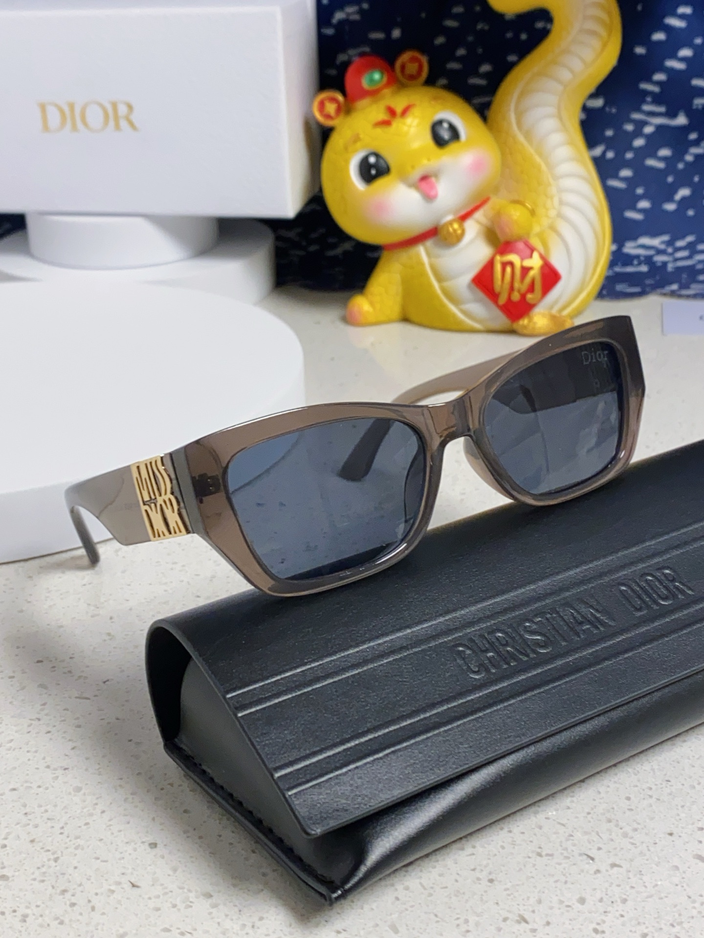  DIOR迪奥 2025新款墨镜女时尚摩登MISSDIOR S1F粗框金标太阳镜 
