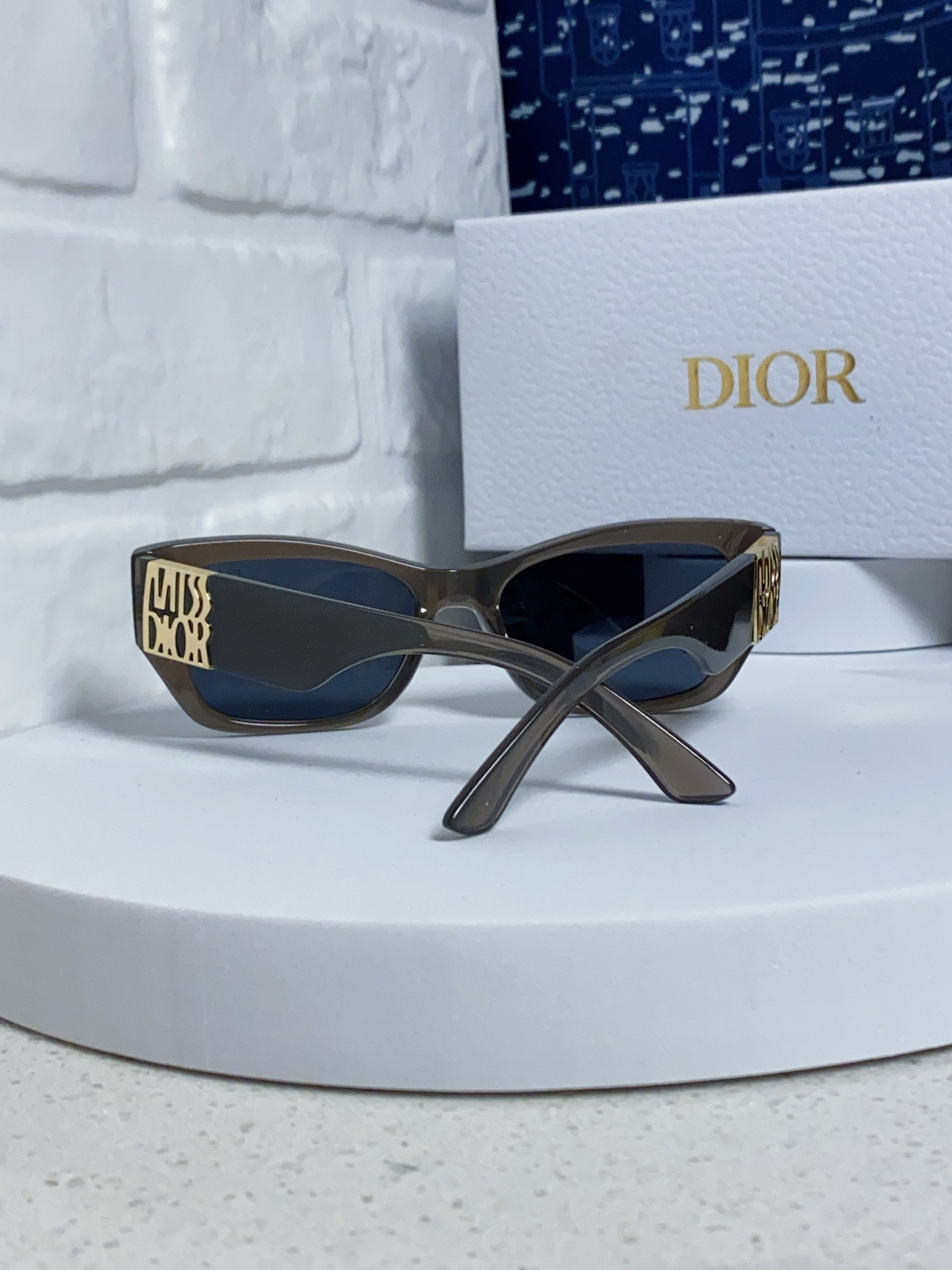  DIOR迪奥 2025新款墨镜女时尚摩登MISSDIOR S1F粗框金标太阳镜 