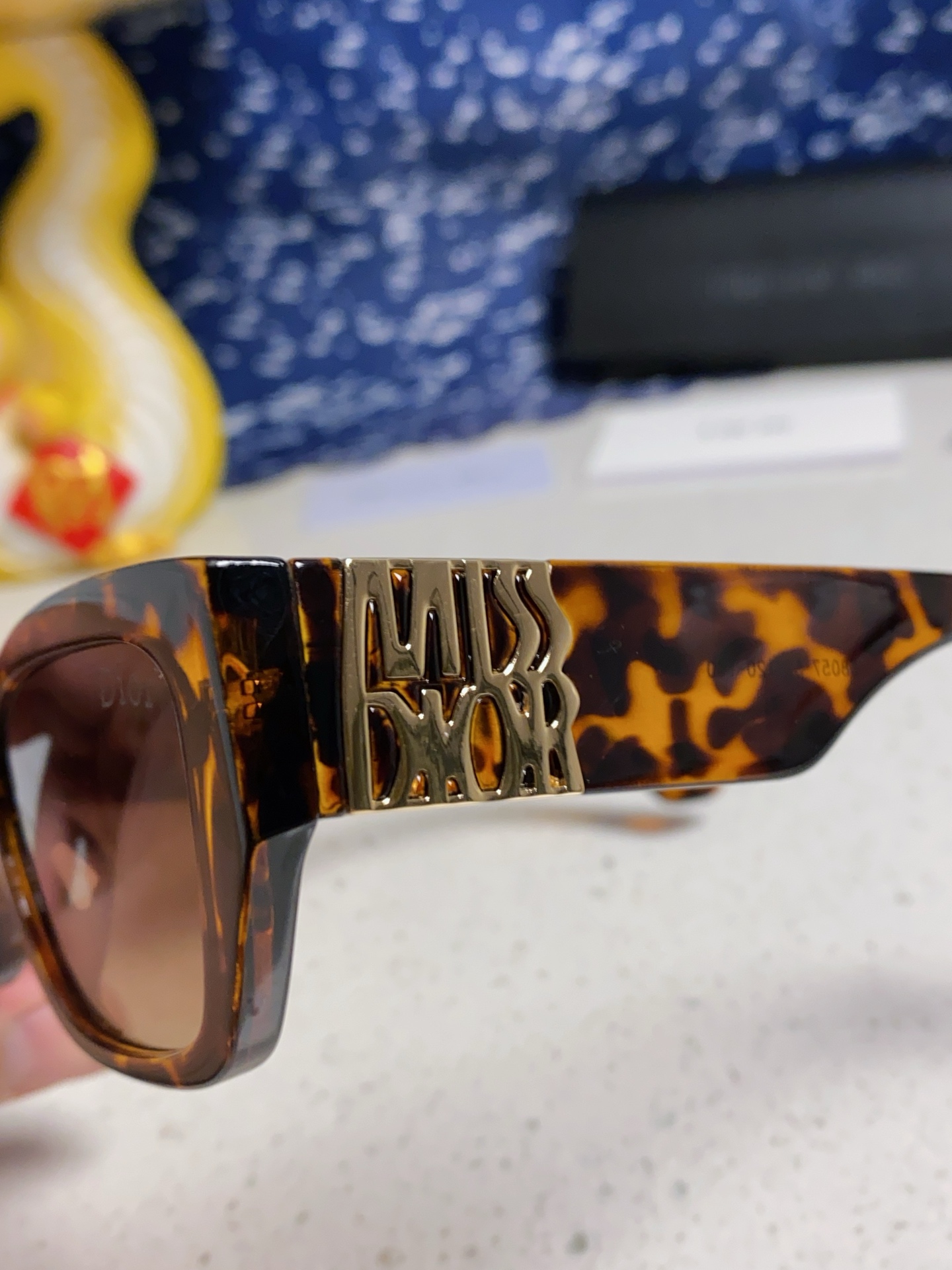 DIOR迪奥 2025新款墨镜女时尚摩登MISSDIOR S1F粗框金标太阳镜 
