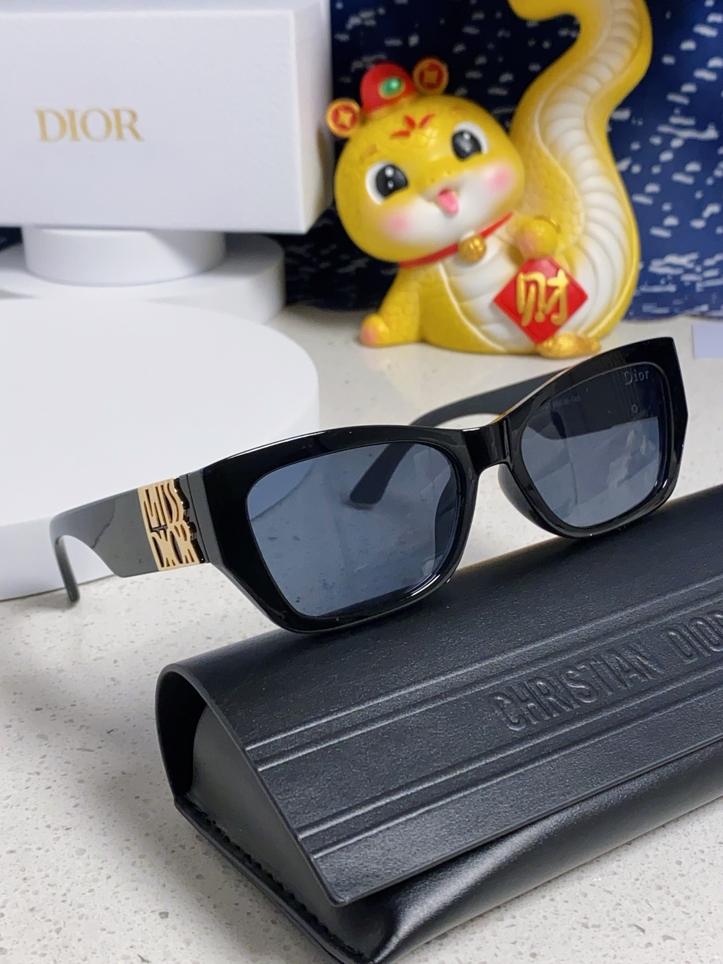  DIOR迪奥 2025新款墨镜女时尚摩登MISSDIOR S1F粗框金标太阳镜 