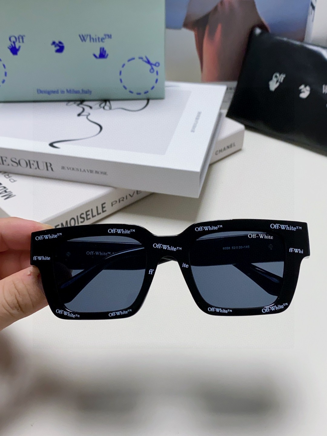  Off-White最新设计风格 原版定制 品质满满 他几乎囊括了潮牌墨镜该有的一切无素。。 0ff-W